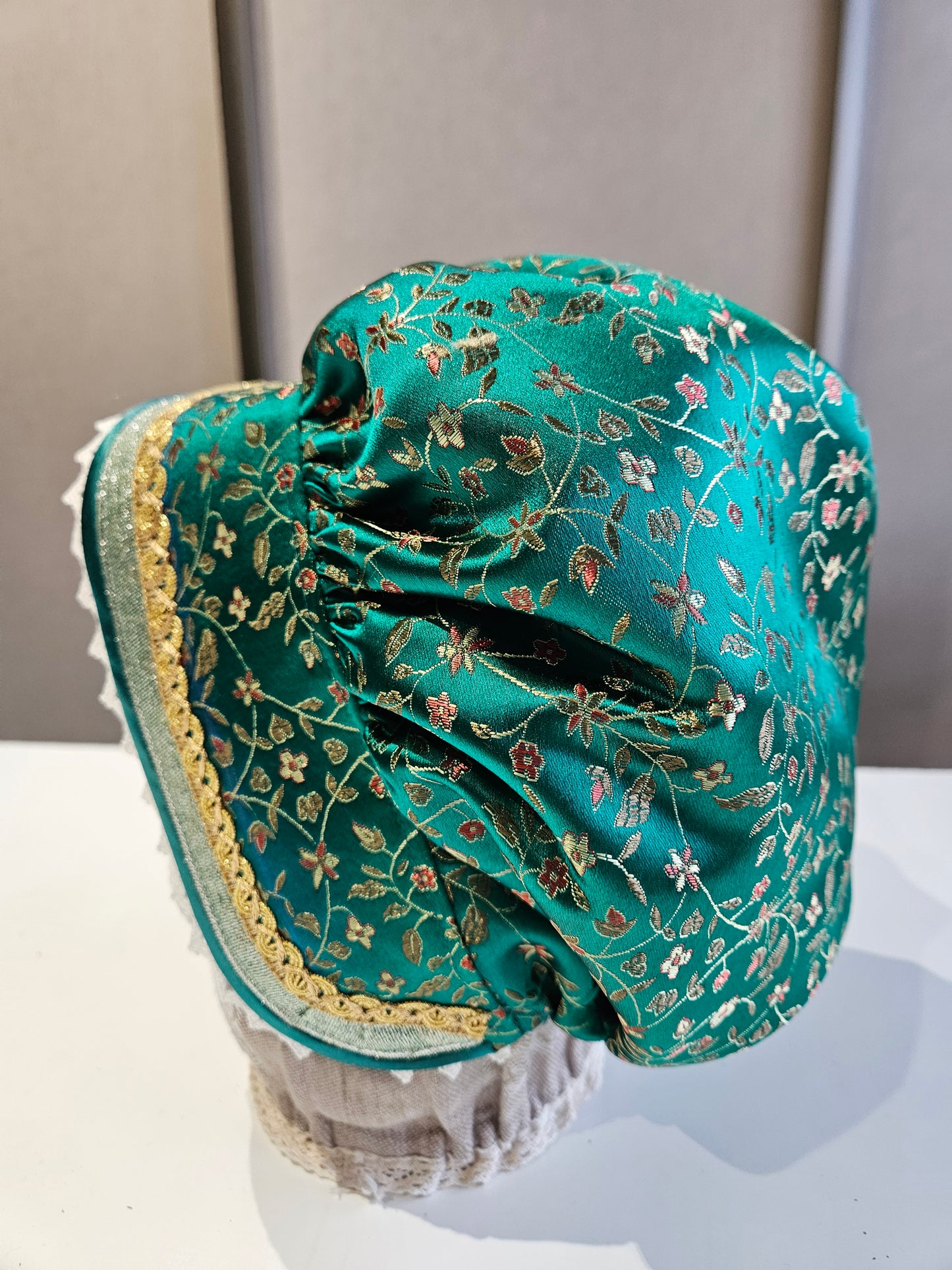 Kurzemes aube zaļa ar ziediem, izmērs L