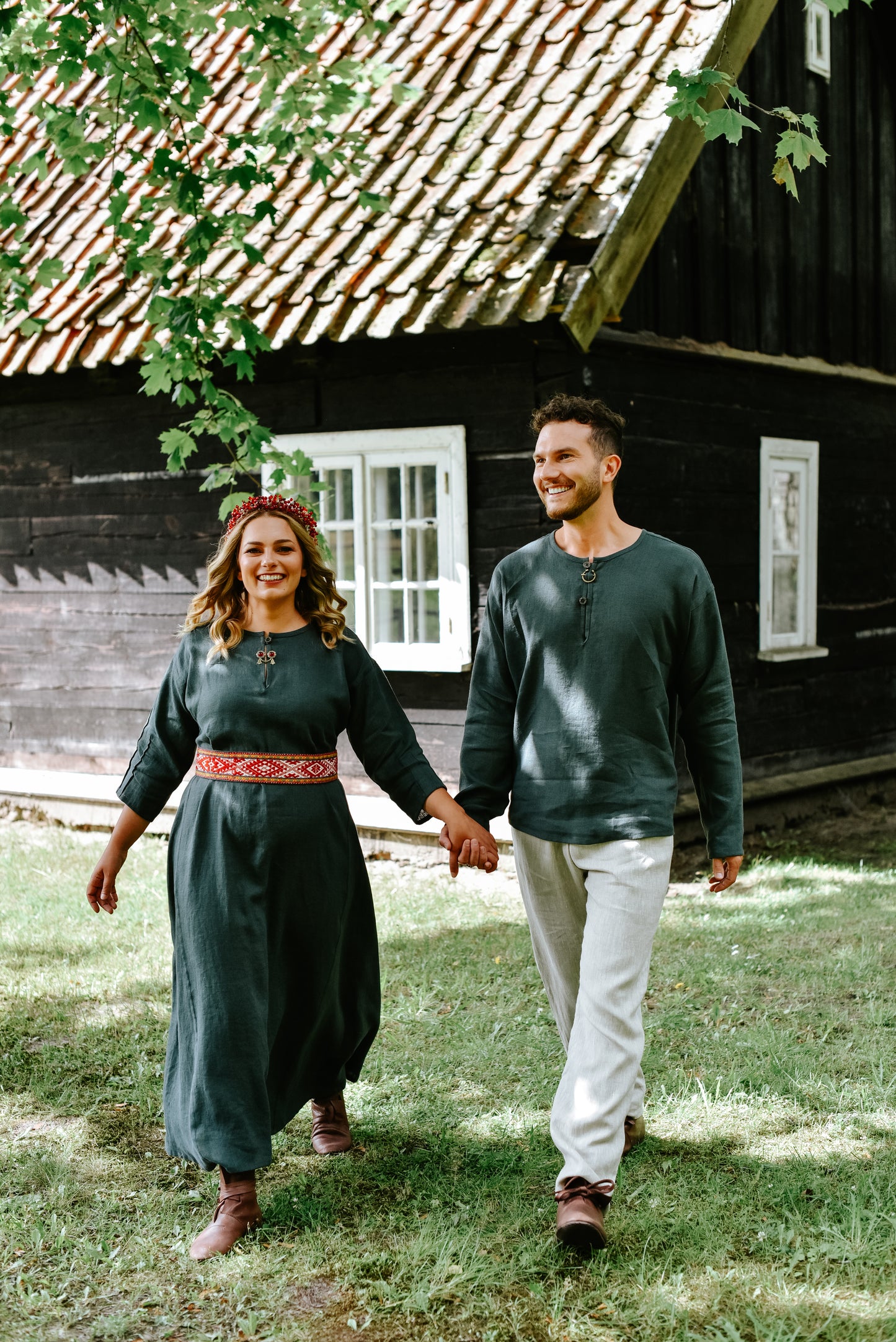 Sieviešu kleita lina tumši zaļa 42 izm ar rakstainu jostu