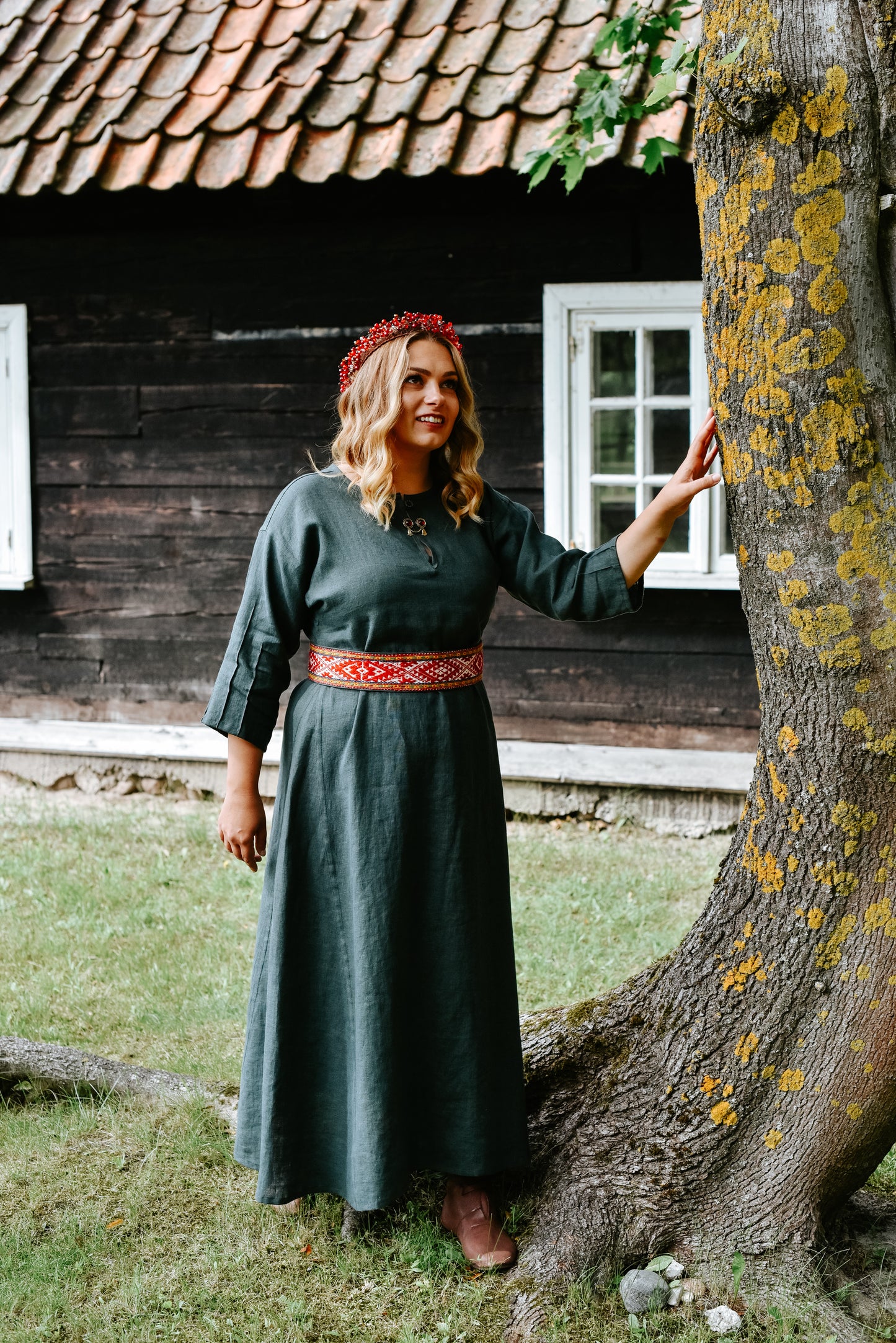 Sieviešu kleita lina tumši zaļa 42 izm ar rakstainu jostu