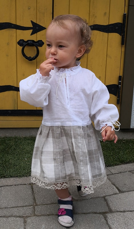 Meiteņu kleita lina gaiši pelēka ar svītrainu volānu 74-110 izm