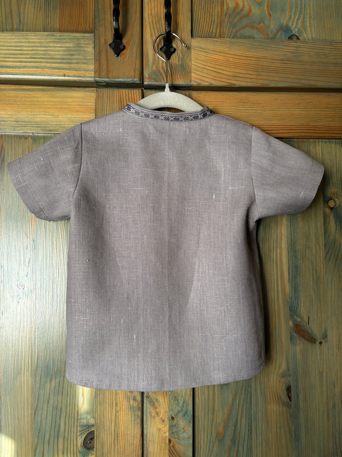 Zēnu lina krekls vidēji tumši pelēks ar rakstainu krādziņu 92 izm