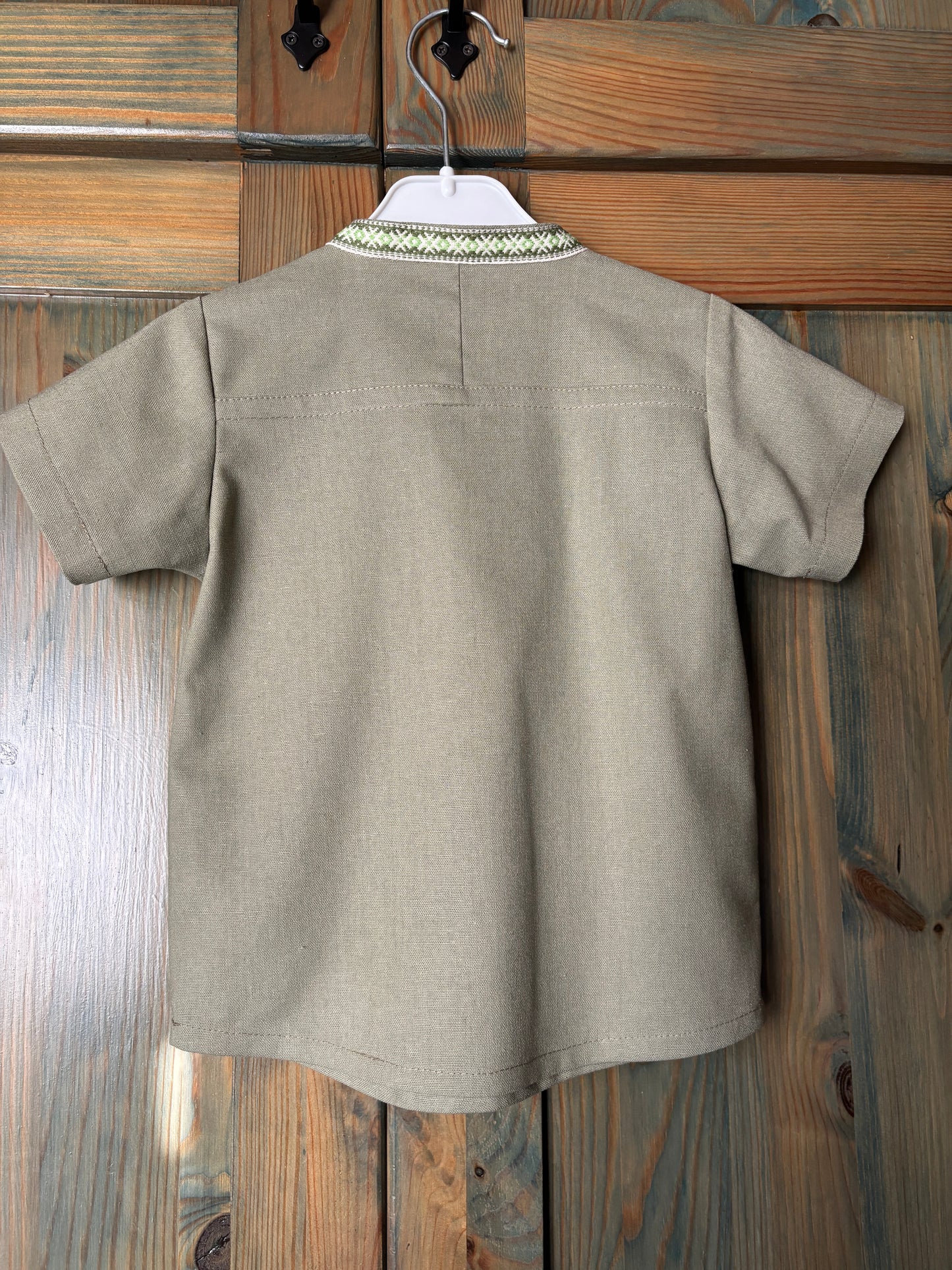 Zēnu lina krekls olīvzaļš ar rakstainu krādziņu 92 izm