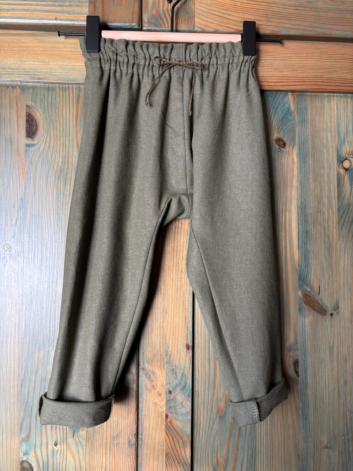 Zēnu lina bikses tumši olīvzaļas harēmtipa 92-98 izm