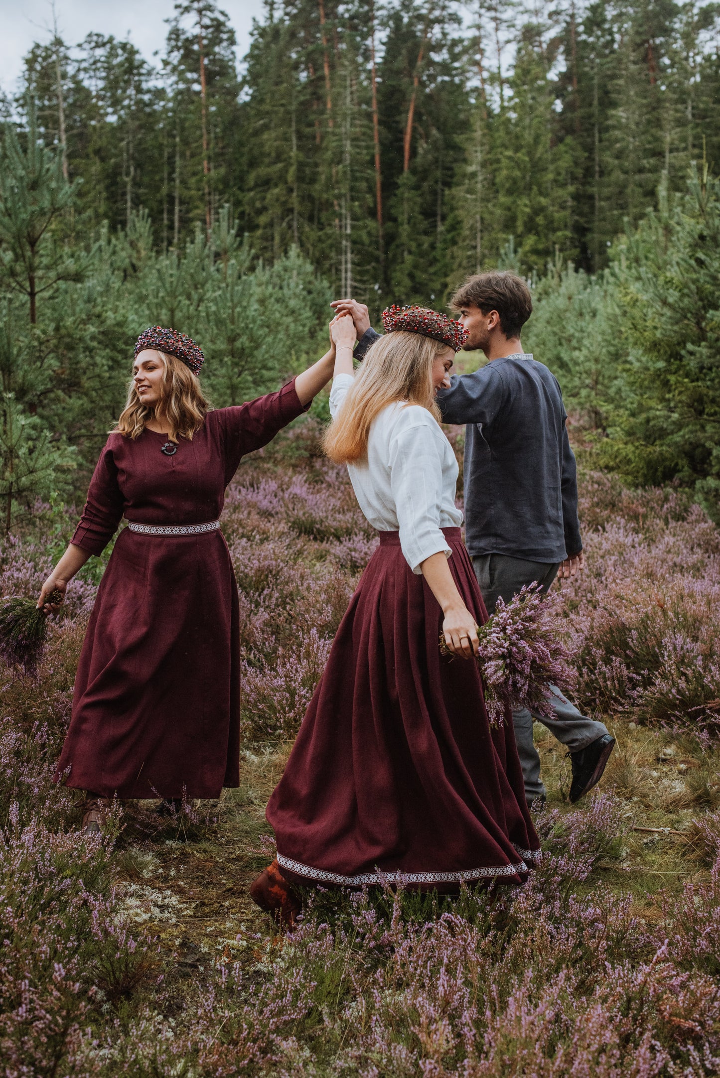 Sieviešu lina krekls balts ar sarkanu rakstainu krādziņu 38 izm