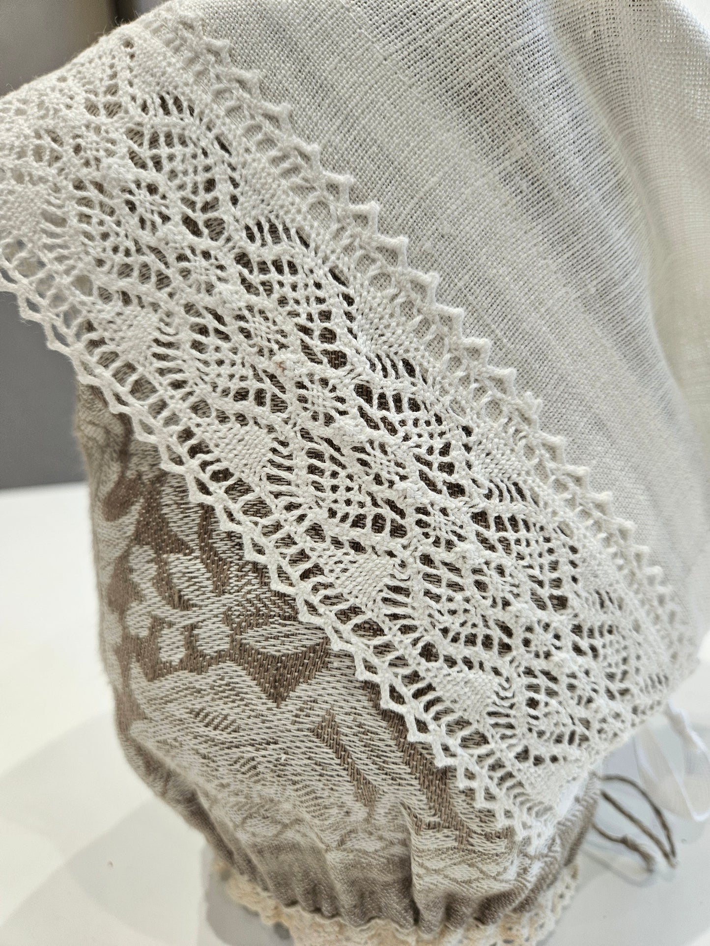 Vidzemes aube - troņa cepure balta ar mežģīni