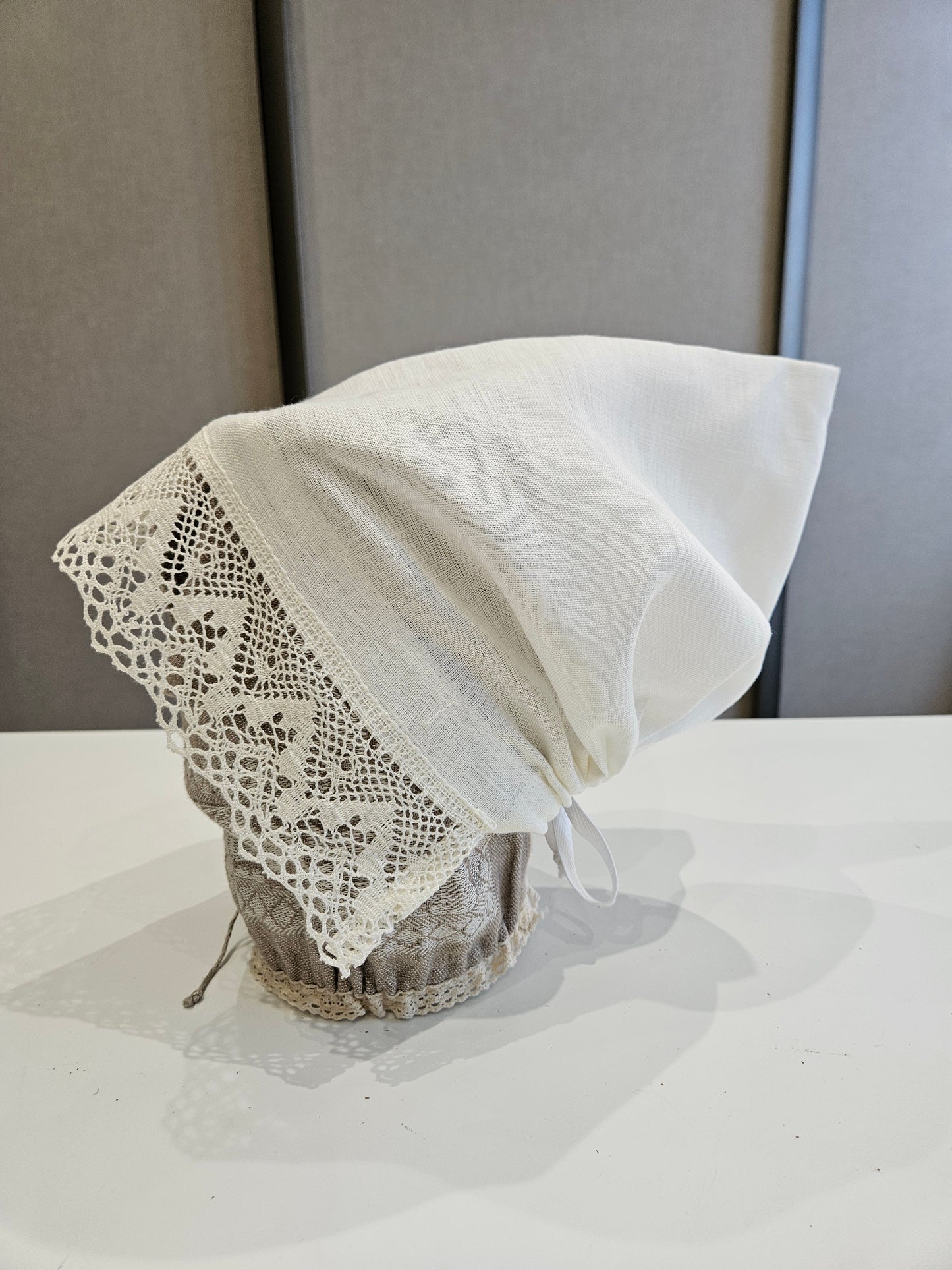 Vidzemes aube - troņa cepure balta ar mežģīni