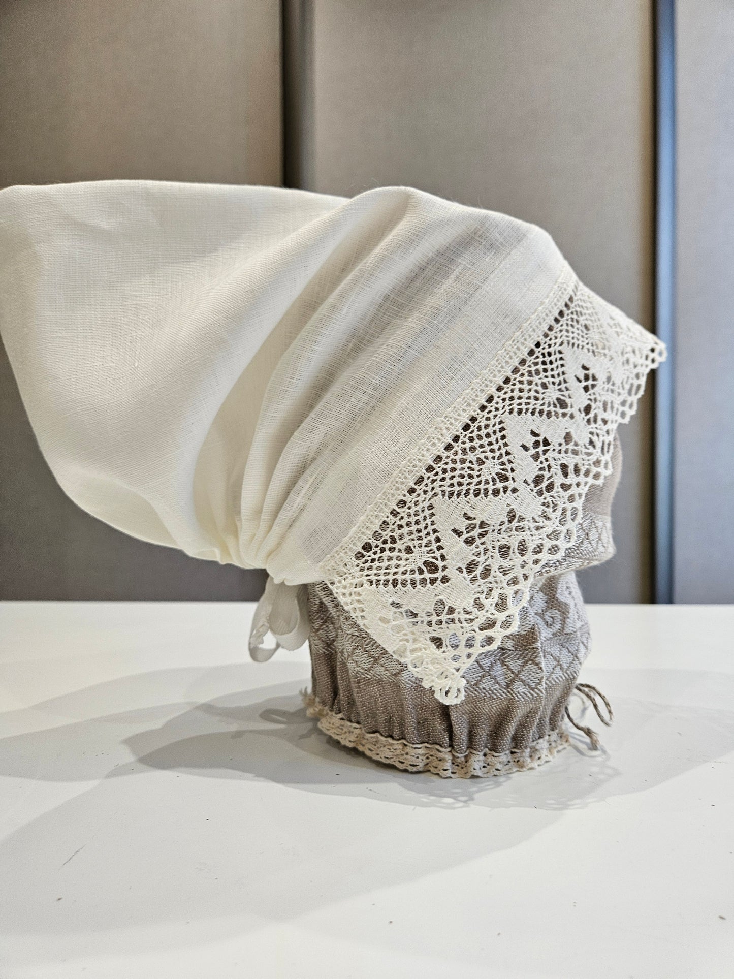 Vidzemes aube - troņa cepure balta ar mežģīni