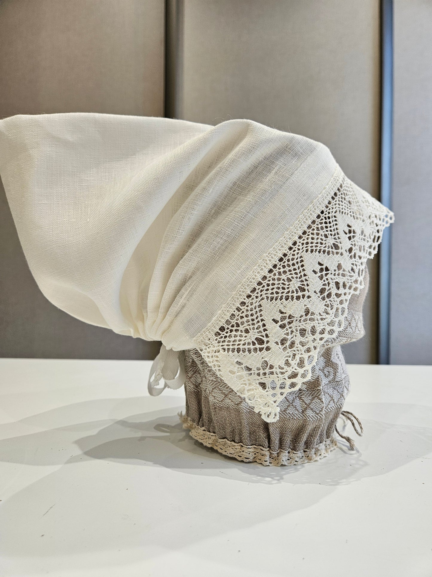 Vidzemes aube - troņa cepure balta ar mežģīni