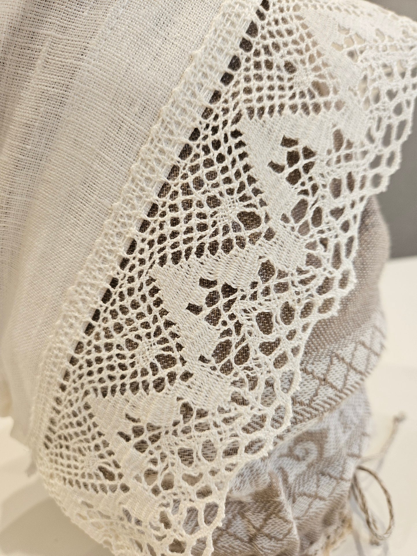 Vidzemes aube - troņa cepure balta ar mežģīni