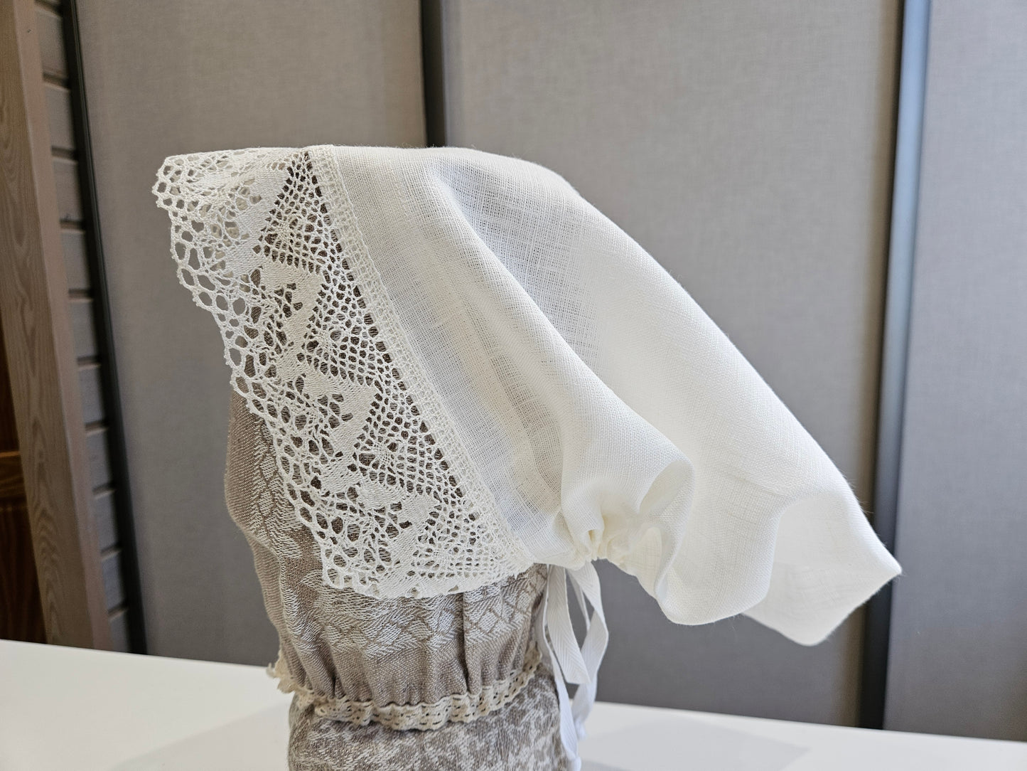 Vidzemes aube - lielā troņa cepure balta ar mežģīni