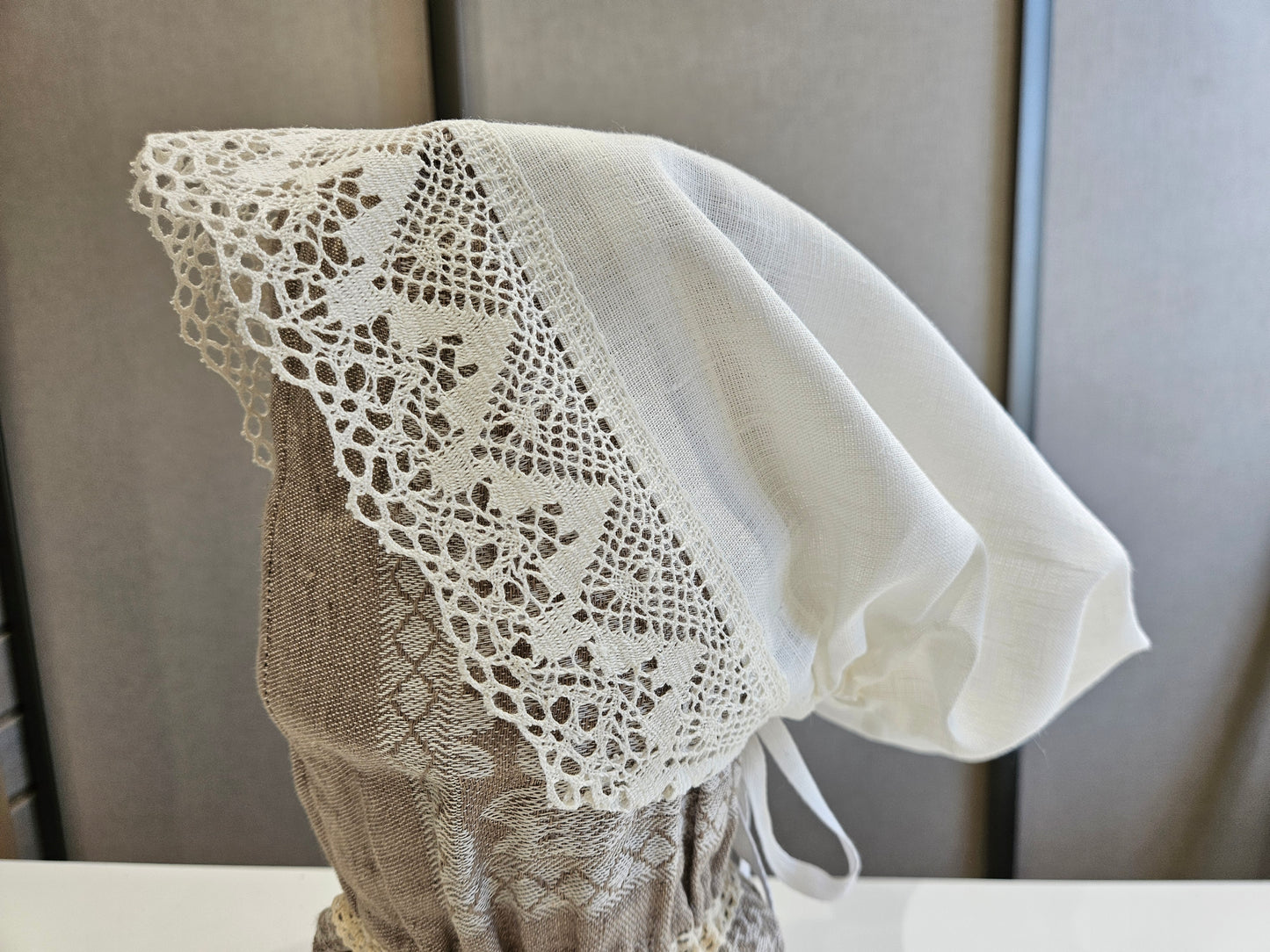 Vidzemes aube - lielā troņa cepure balta ar mežģīni