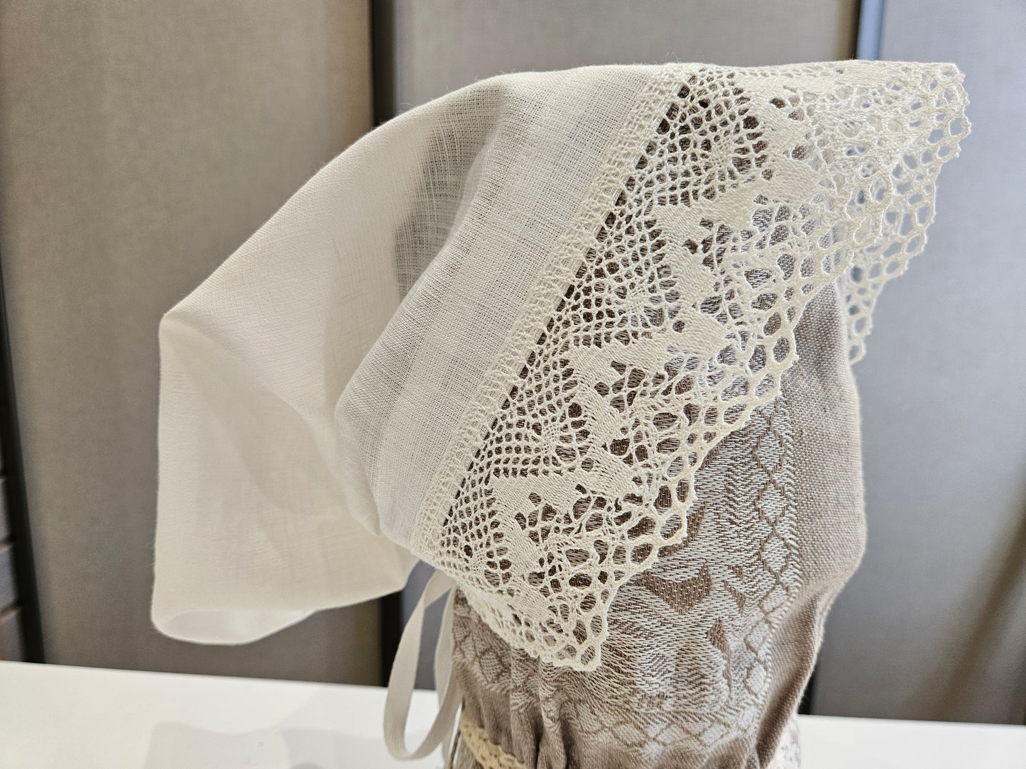 Vidzemes aube - lielā troņa cepure balta ar mežģīni