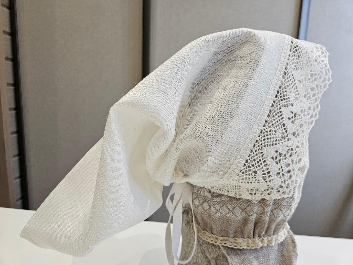 Vidzemes aube - lielā troņa cepure balta ar mežģīni