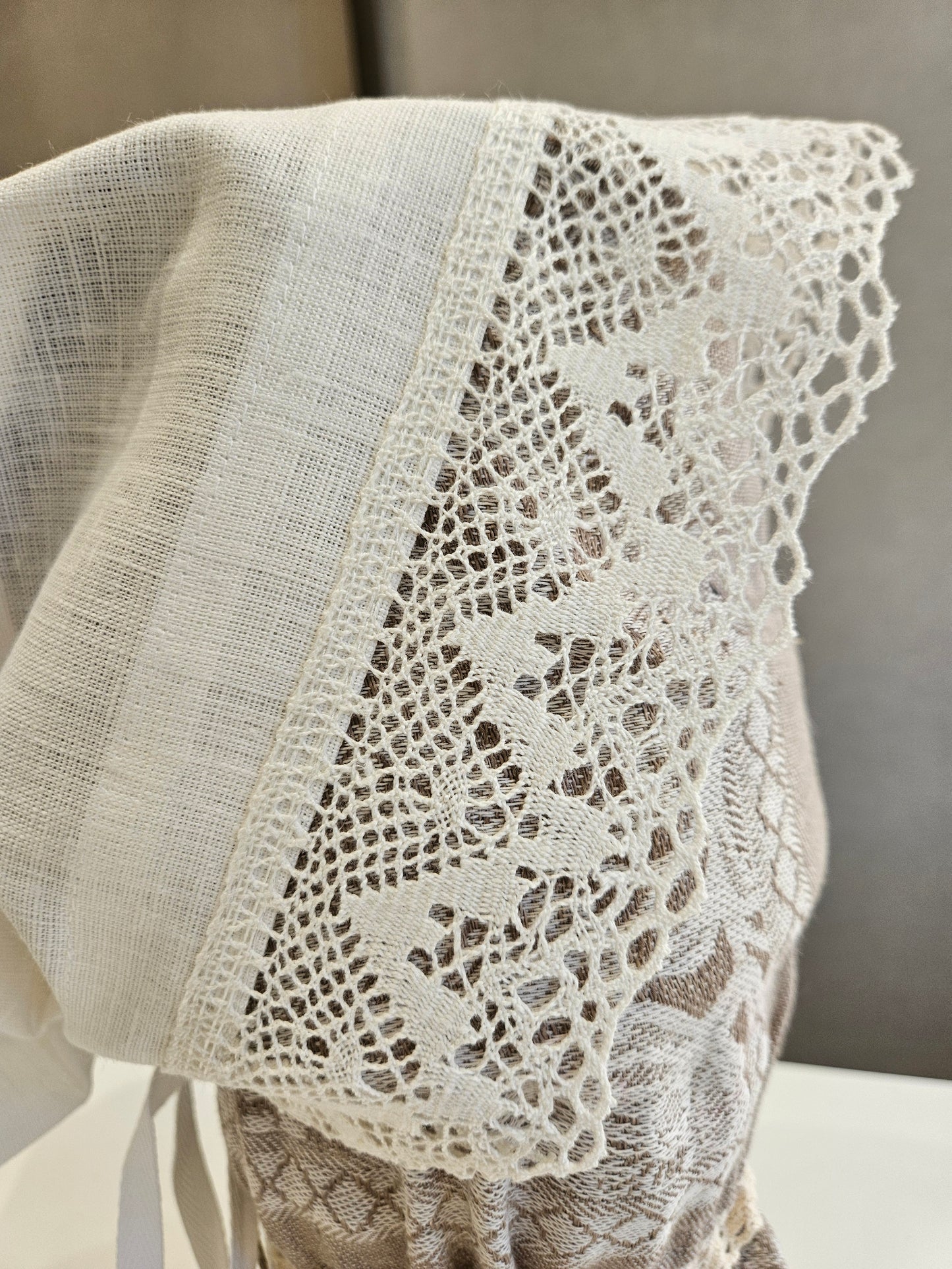 Vidzemes aube - lielā troņa cepure balta ar mežģīni