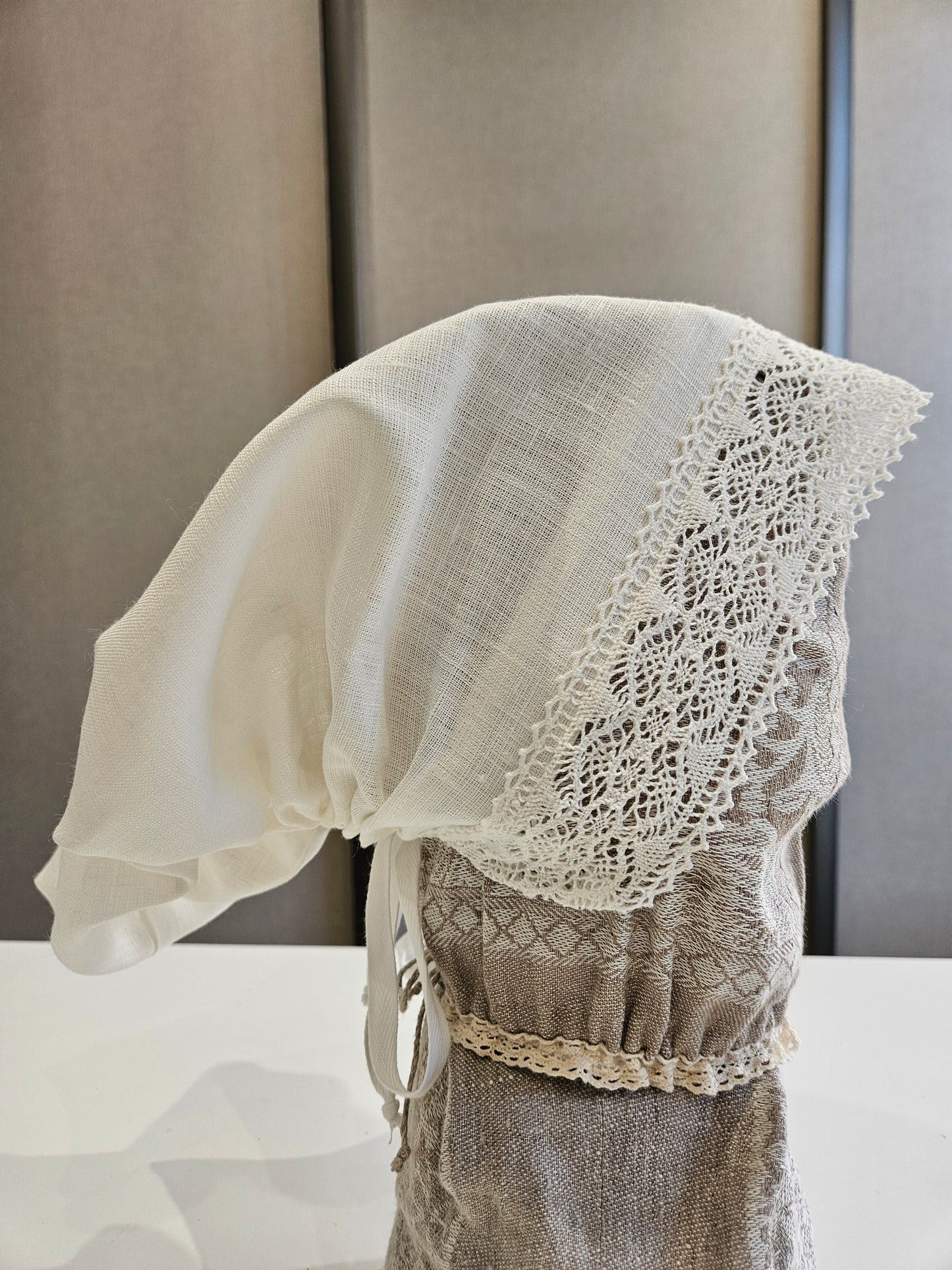 Vidzemes aube - lielā troņa cepure balta ar mežģīni