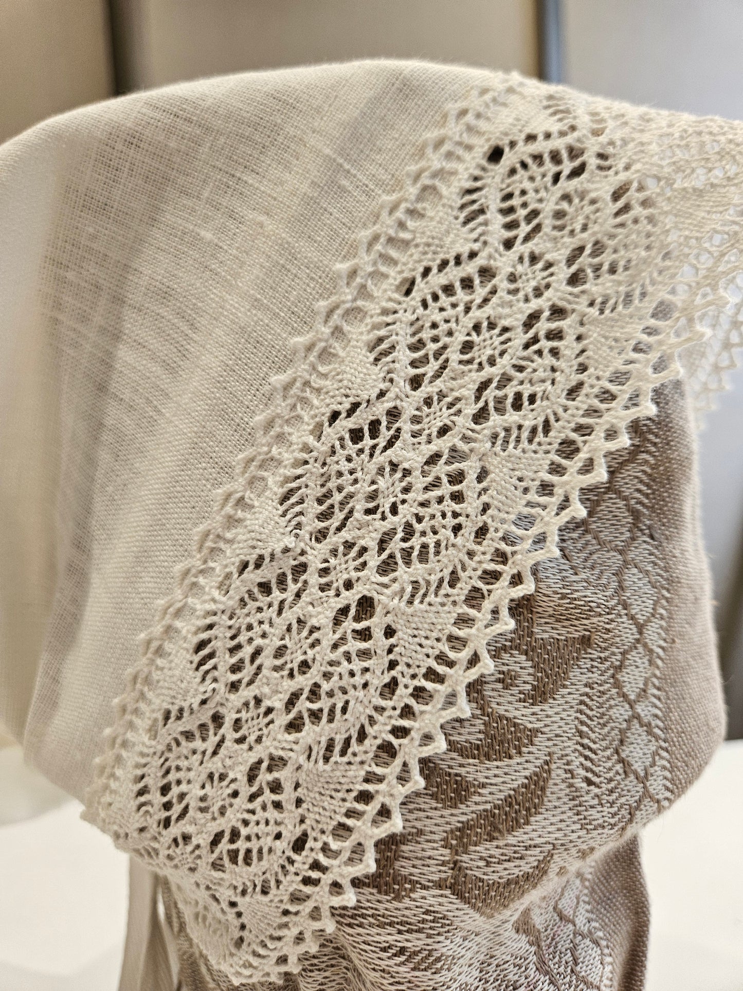 Vidzemes aube - lielā troņa cepure balta ar mežģīni