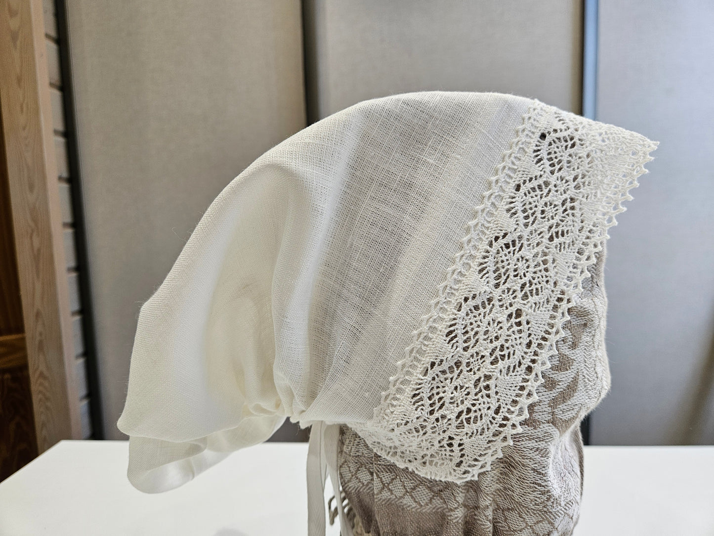 Vidzemes aube - lielā troņa cepure balta ar mežģīni