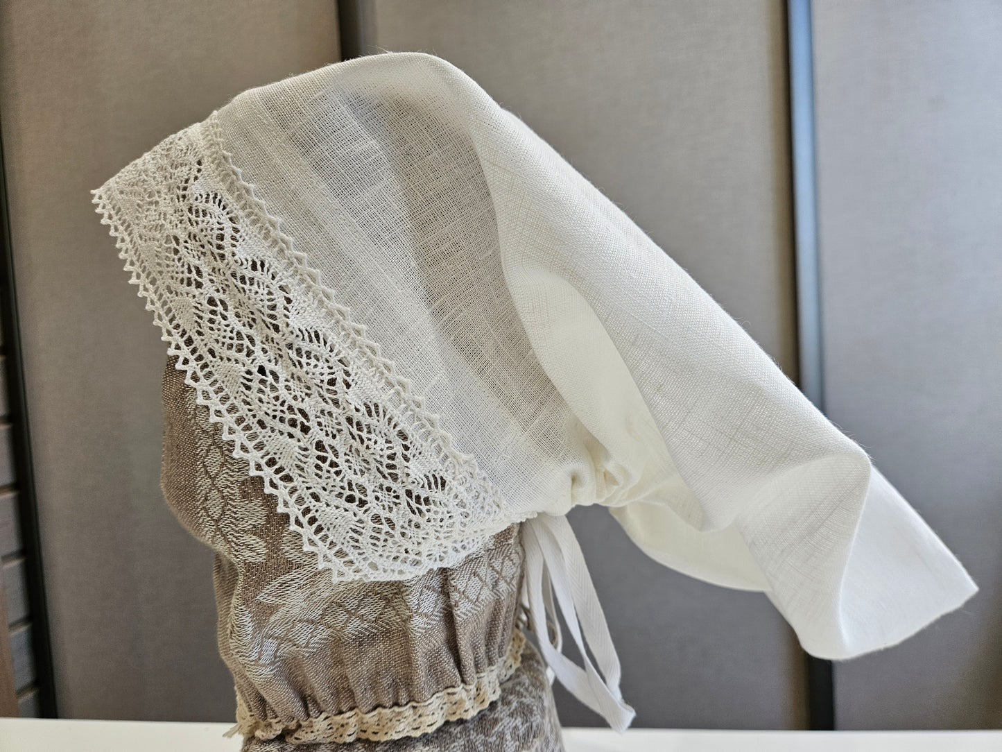 Vidzemes aube - lielā troņa cepure balta ar mežģīni