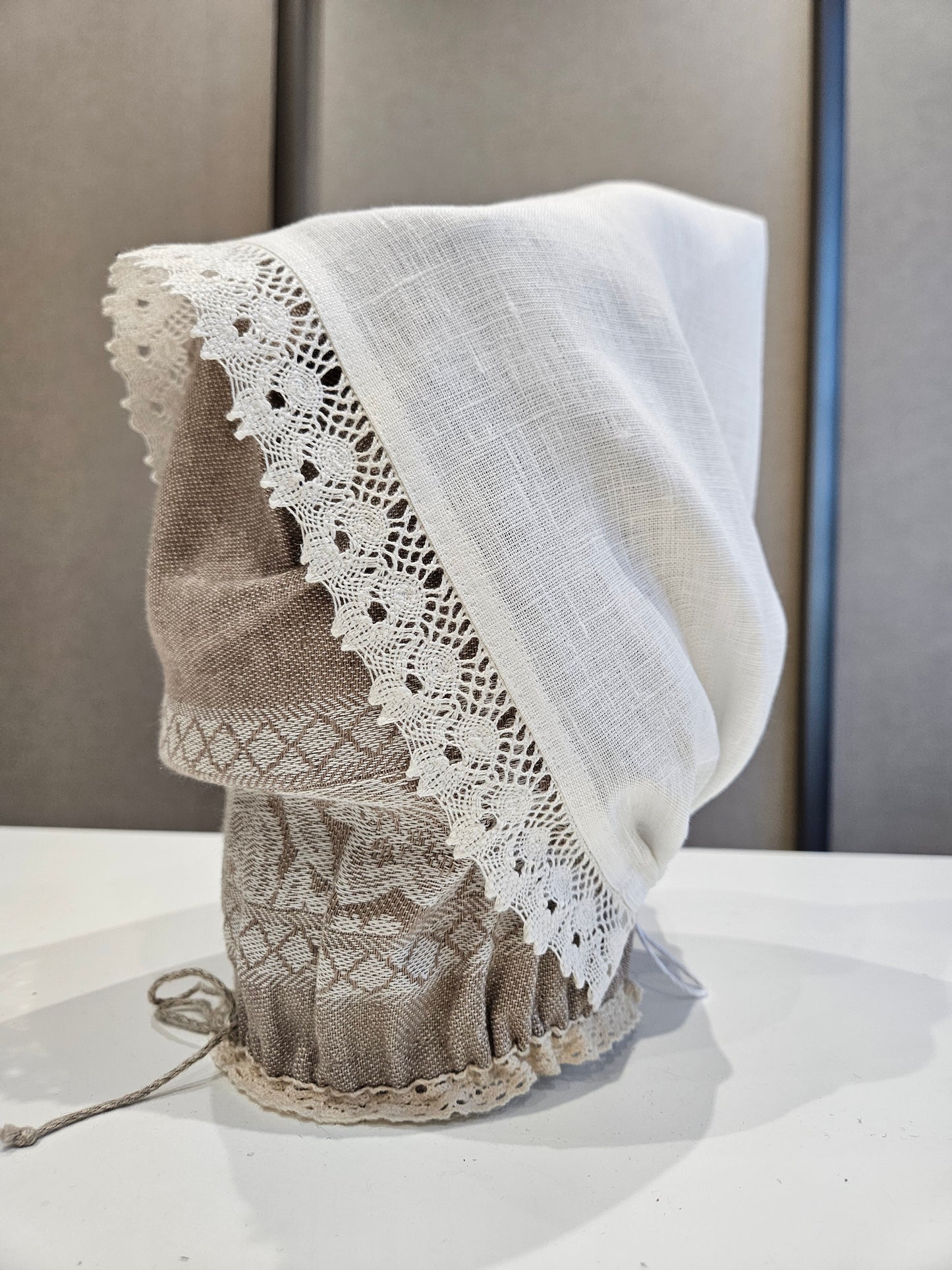 Aube balta ar mežģīni