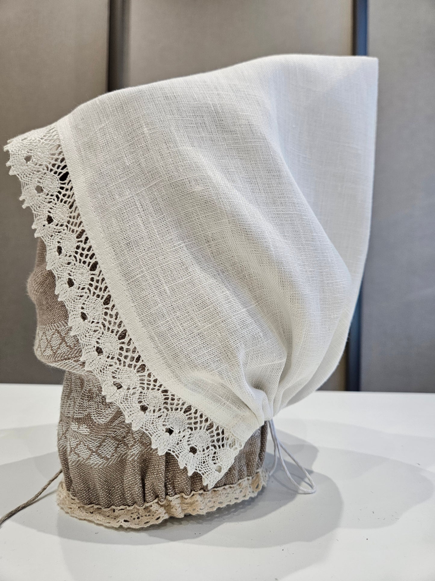 Aube balta ar mežģīni