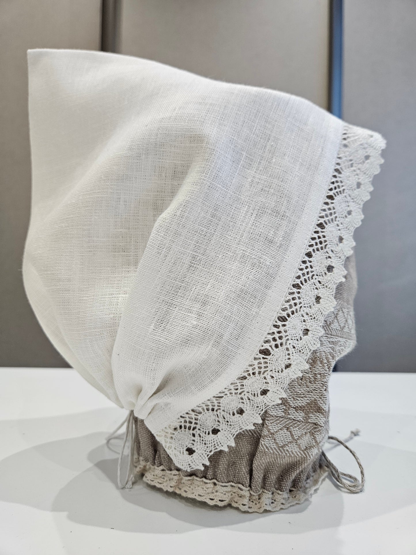 Aube balta ar mežģīni