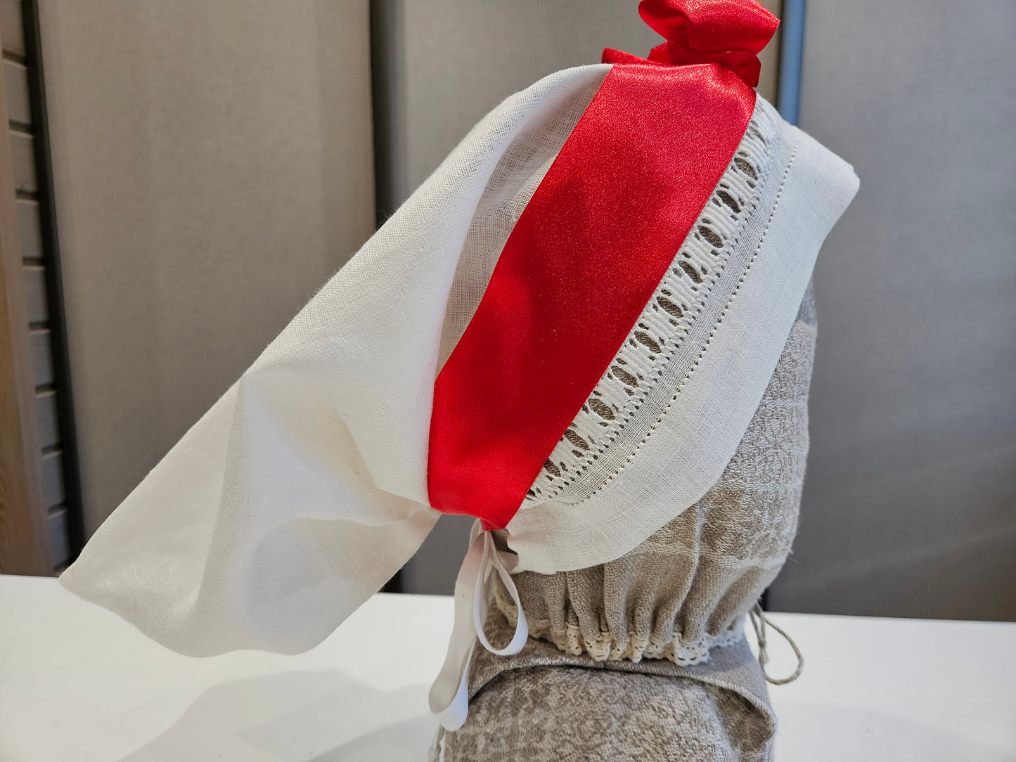 Vidzemes aube - lielā troņa cepure balta ar izšuvumu un saraknu lenti