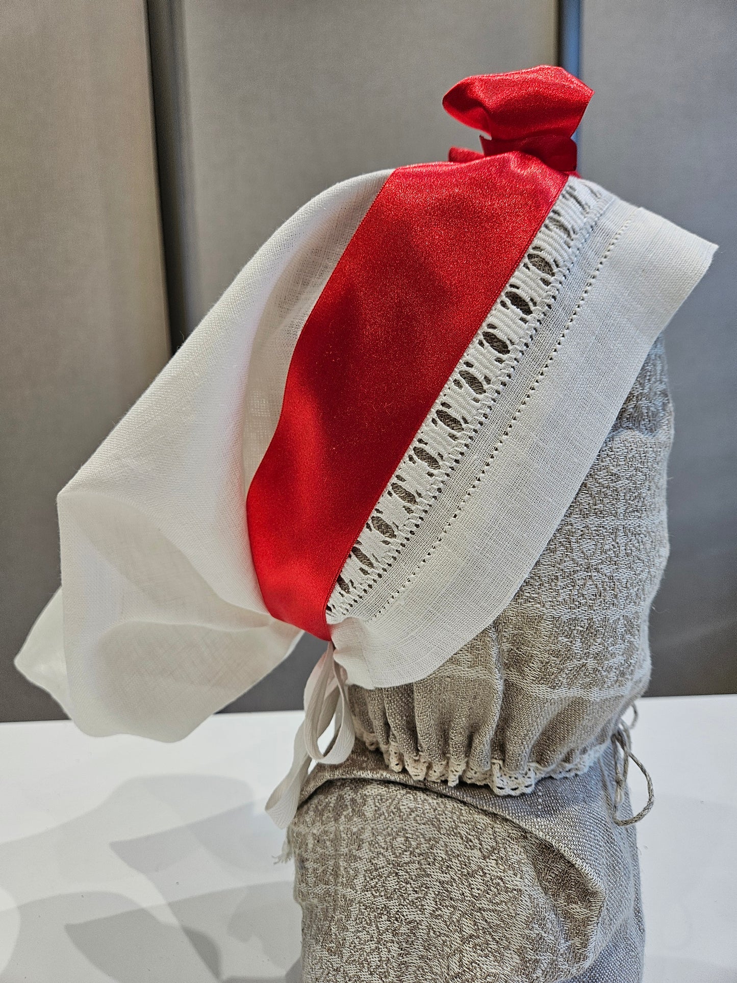 Vidzemes aube - lielā troņa cepure balta ar izšuvumu un saraknu lenti