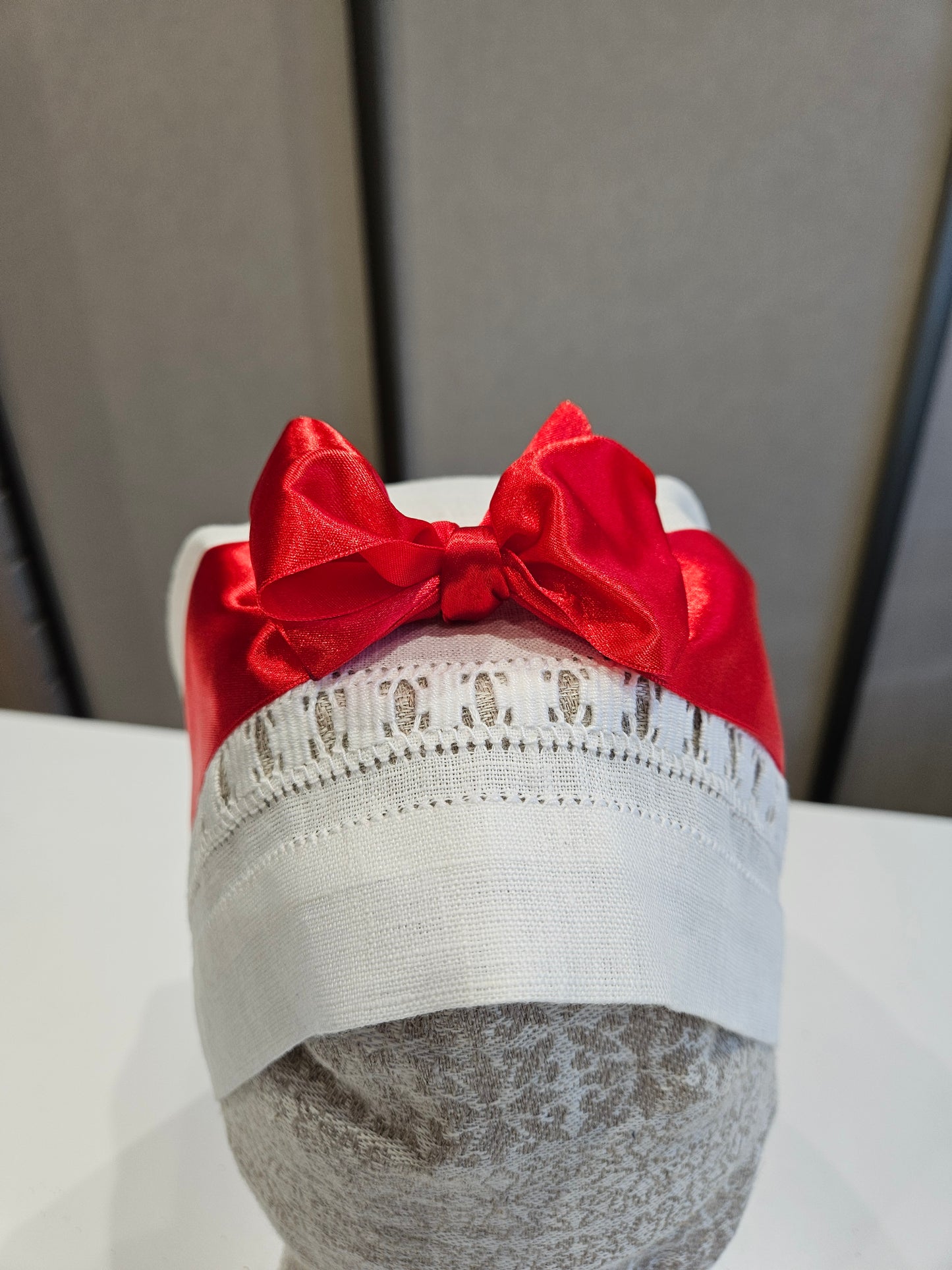 Vidzemes aube - lielā troņa cepure balta ar izšuvumu un saraknu lenti