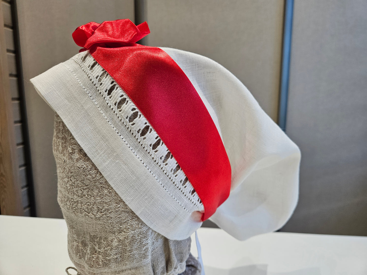 Vidzemes aube - lielā troņa cepure balta ar izšuvumu un saraknu lenti