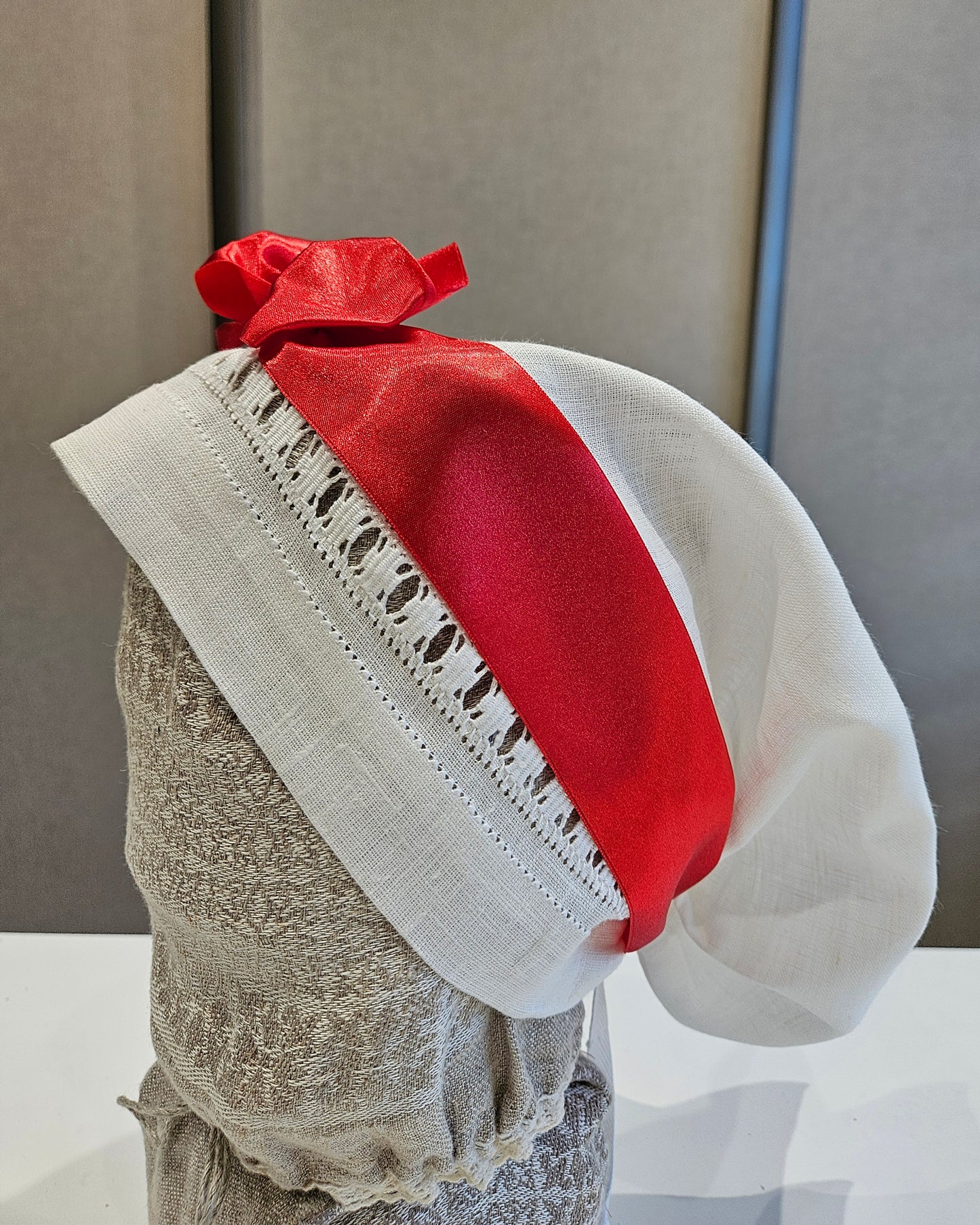 Vidzemes aube - lielā troņa cepure balta ar izšuvumu un saraknu lenti