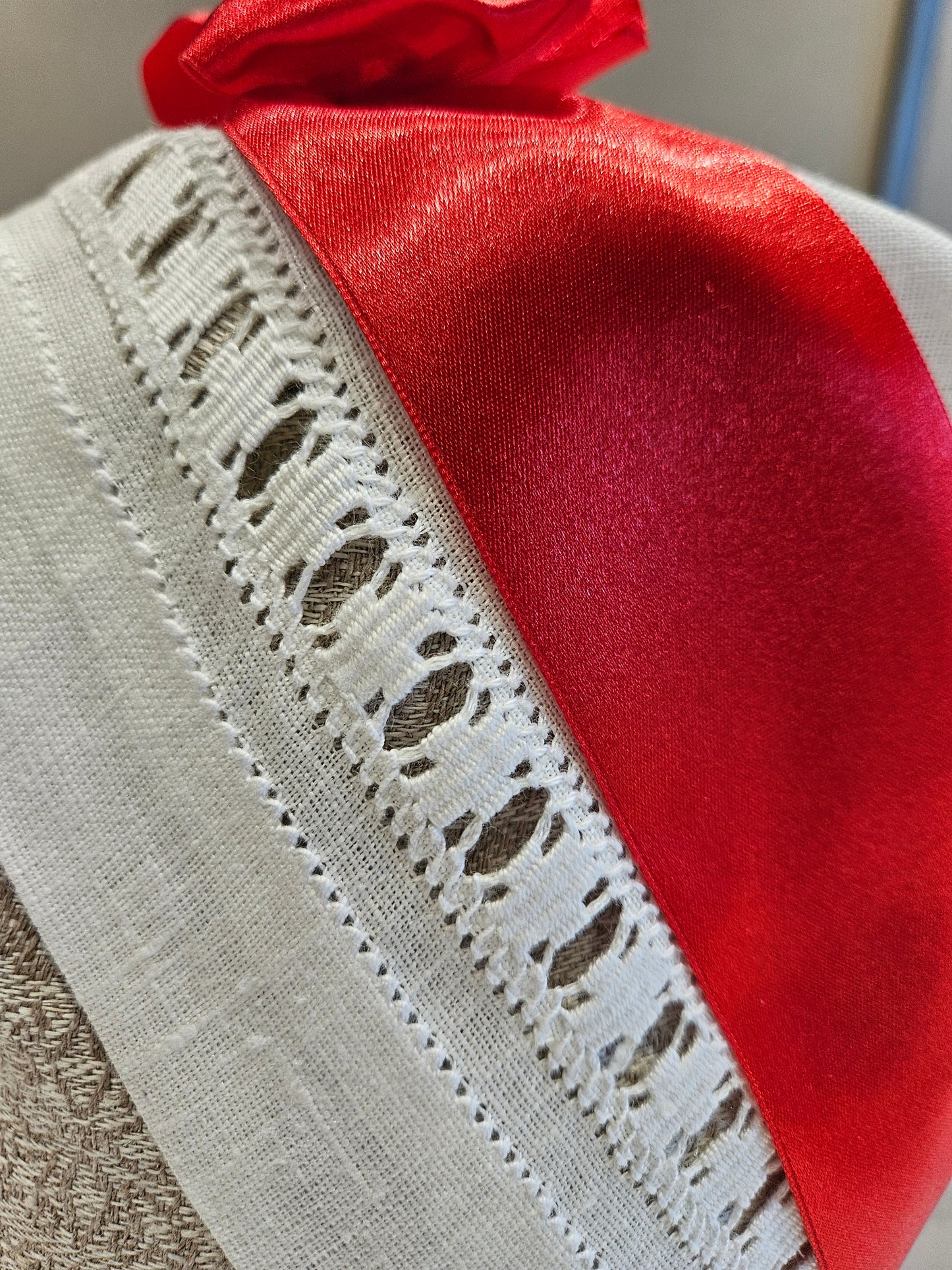 Vidzemes aube - lielā troņa cepure balta ar izšuvumu un saraknu lenti