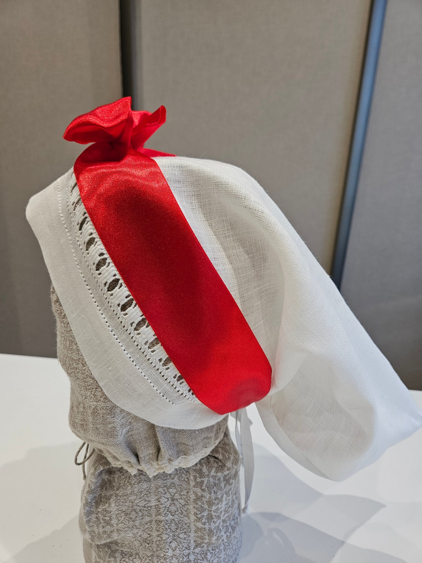Vidzemes aube - lielā troņa cepure balta ar izšuvumu un saraknu lenti