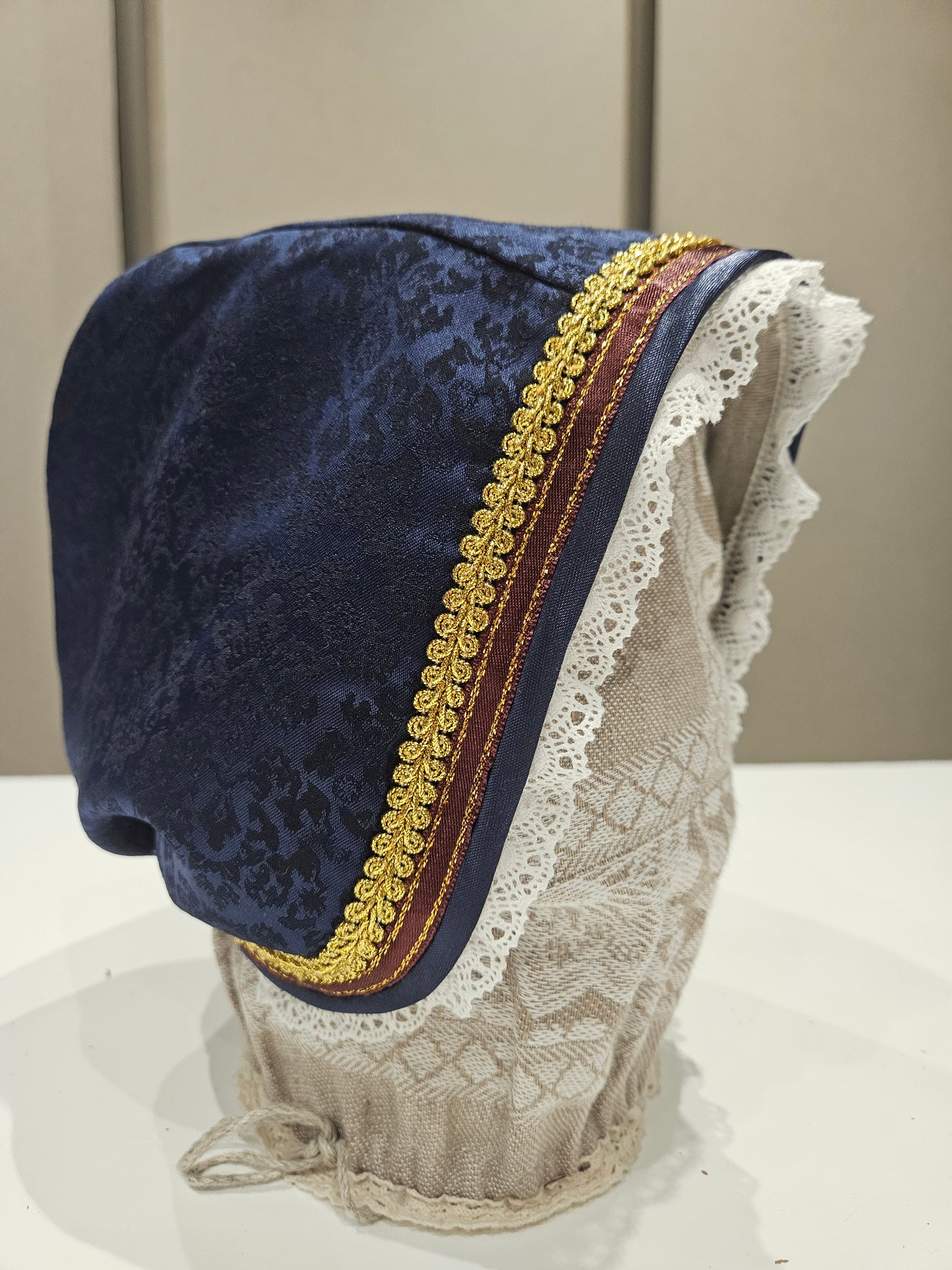 Kurzemes aube tumši zila ar melnu rakstu, izmērs L