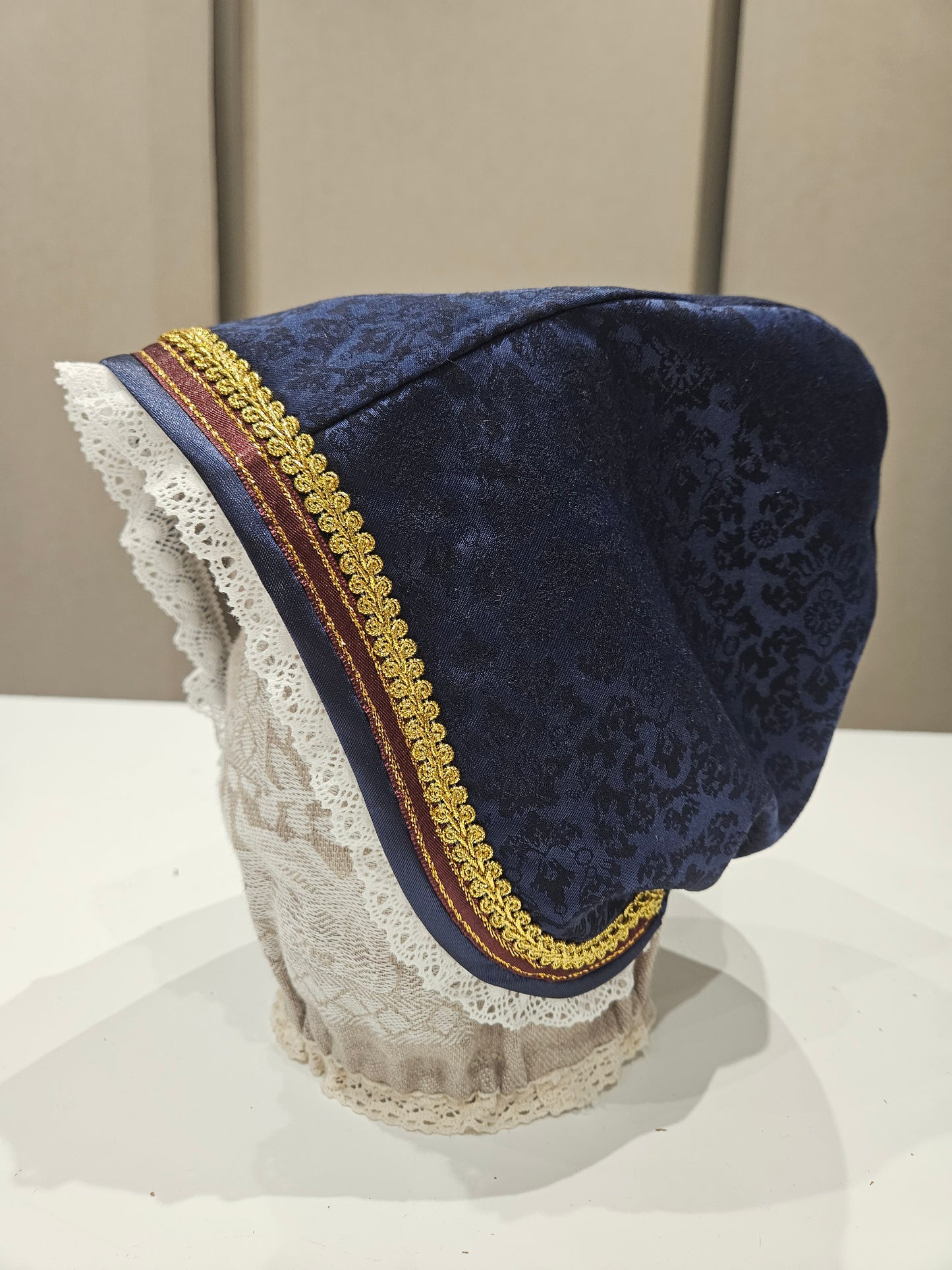 Kurzemes aube tumši zila ar melnu rakstu, izmērs L