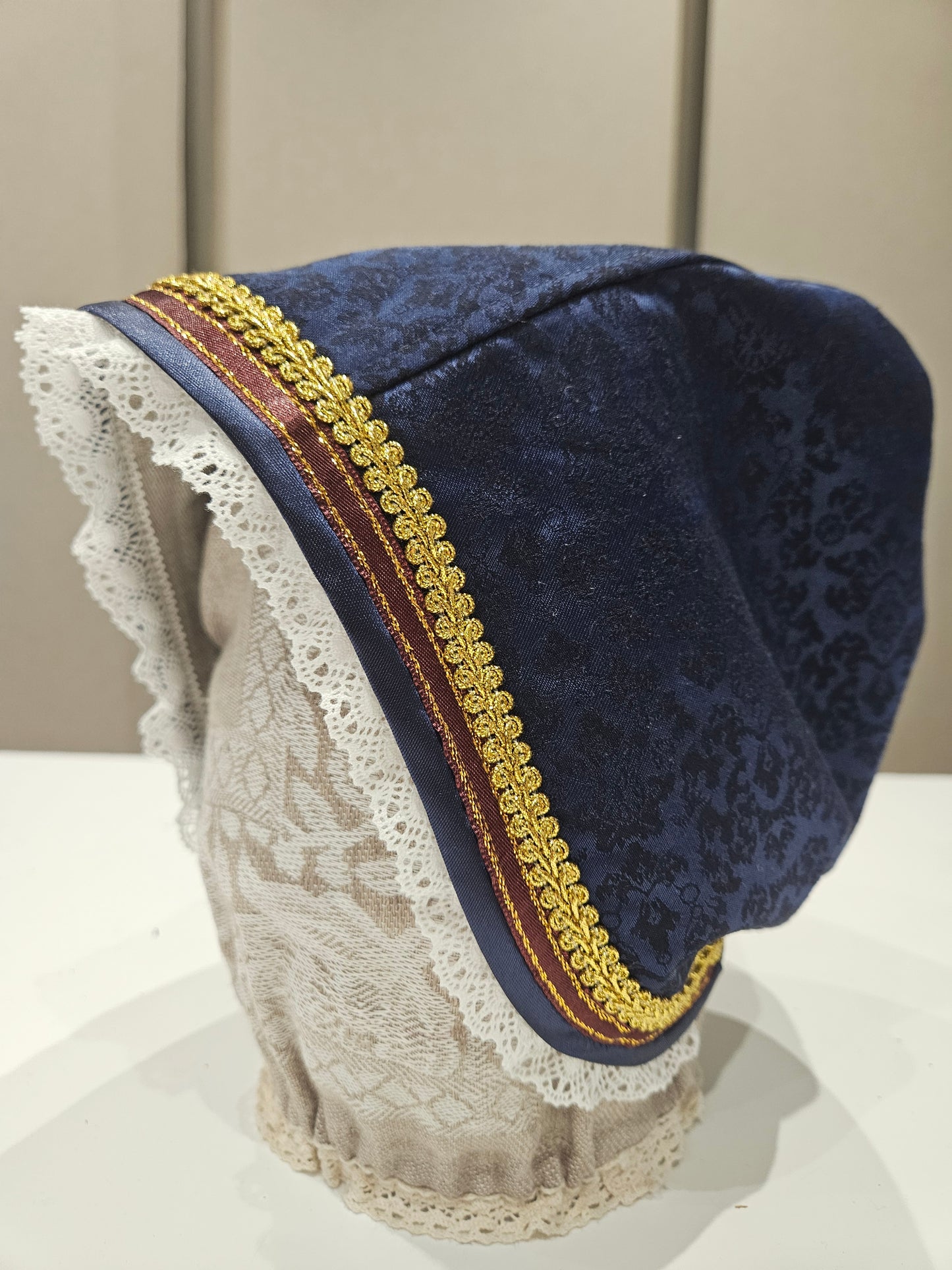 Kurzemes aube tumši zila ar melnu rakstu, izmērs L