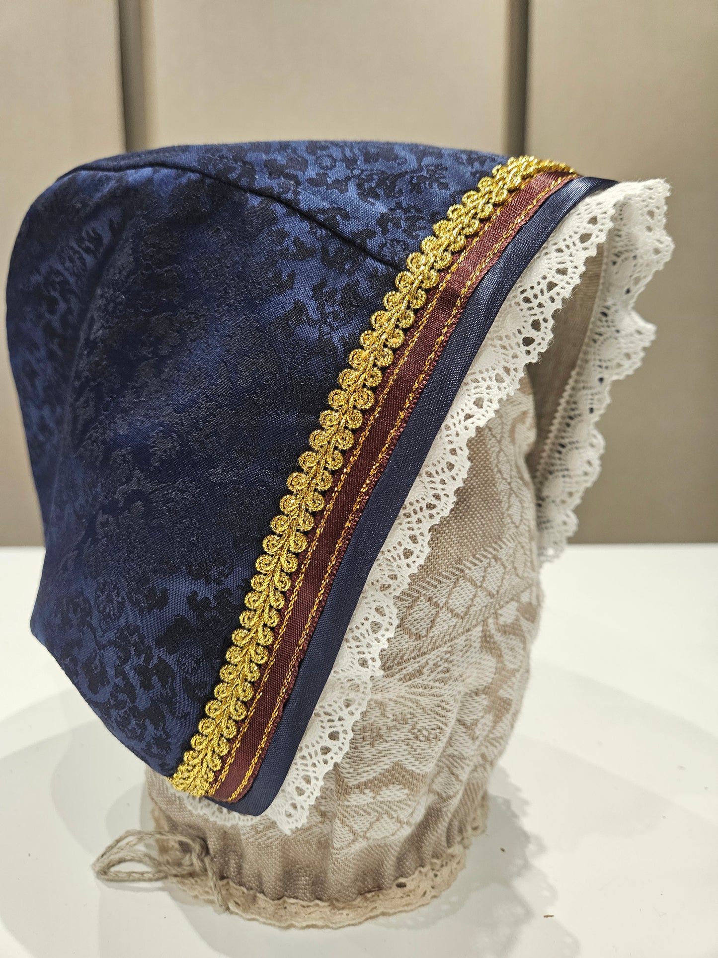 Kurzemes aube tumši zila ar melnu rakstu, izmērs L