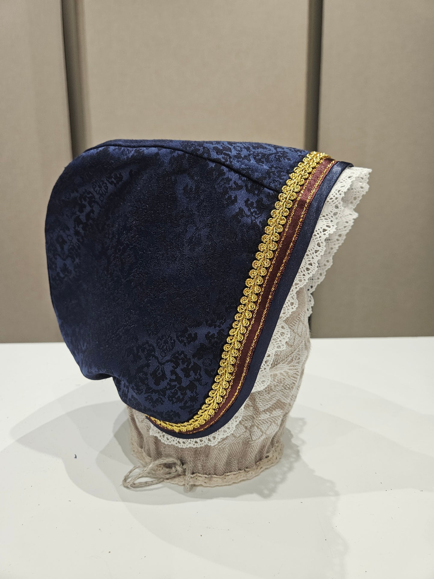 Kurzemes aube tumši zila ar melnu rakstu, izmērs L