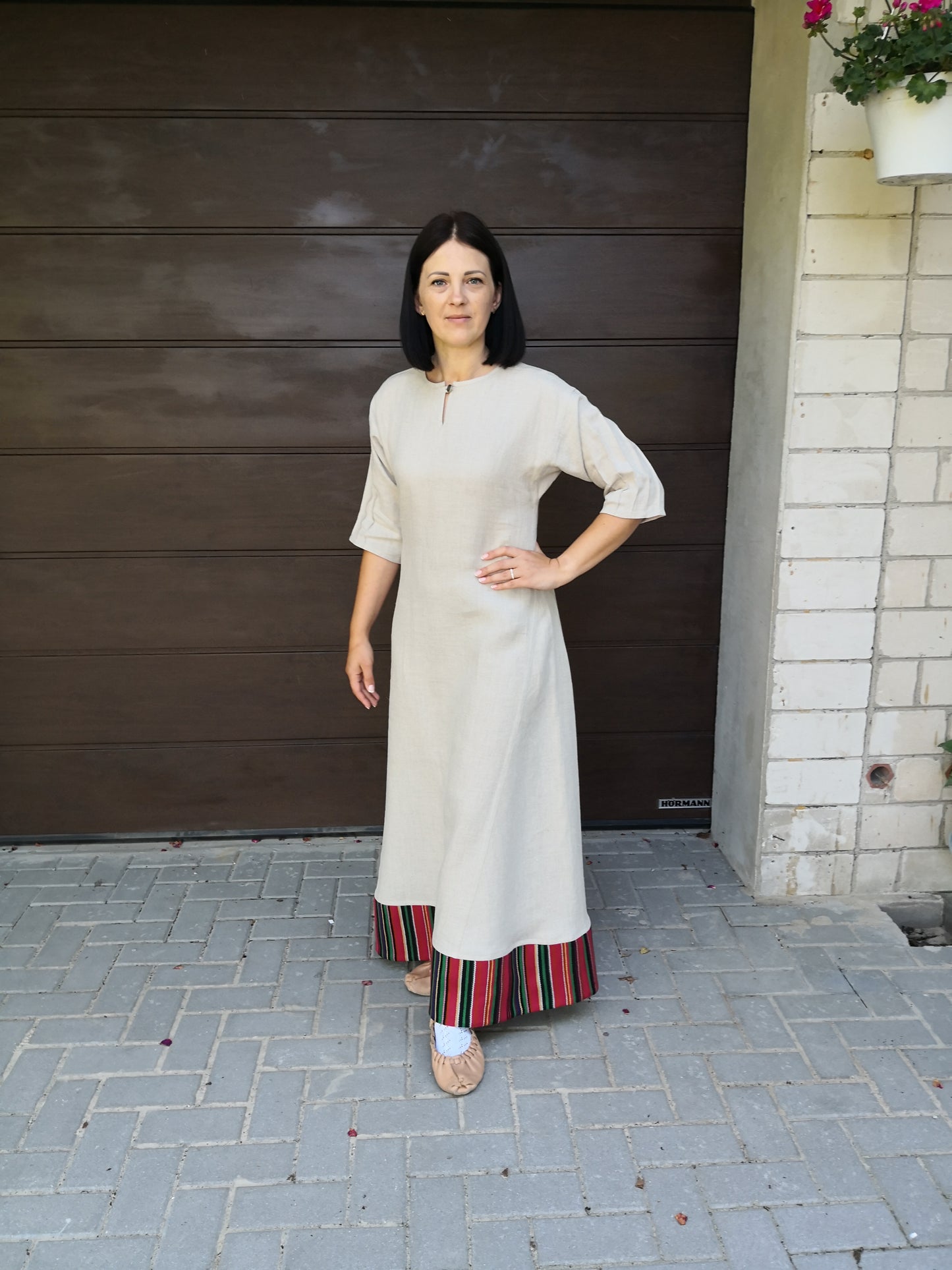 Sieviešu kleita lina gaiši pelēka 40 izm ar svītrainu audekla apakšmalu