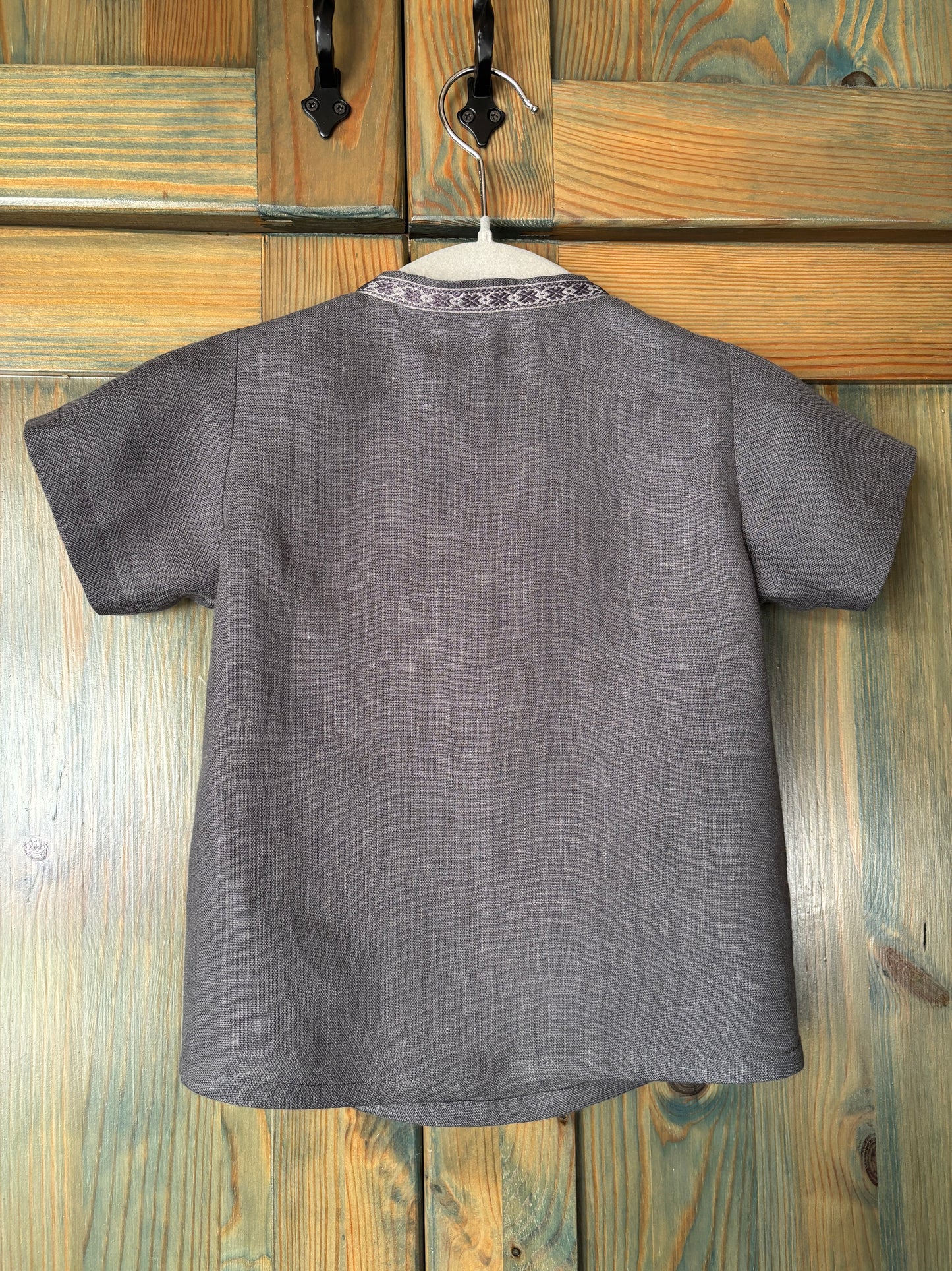 Zēnu lina krekls tumši pelēks ar rakstainu krādziņu 86 izm