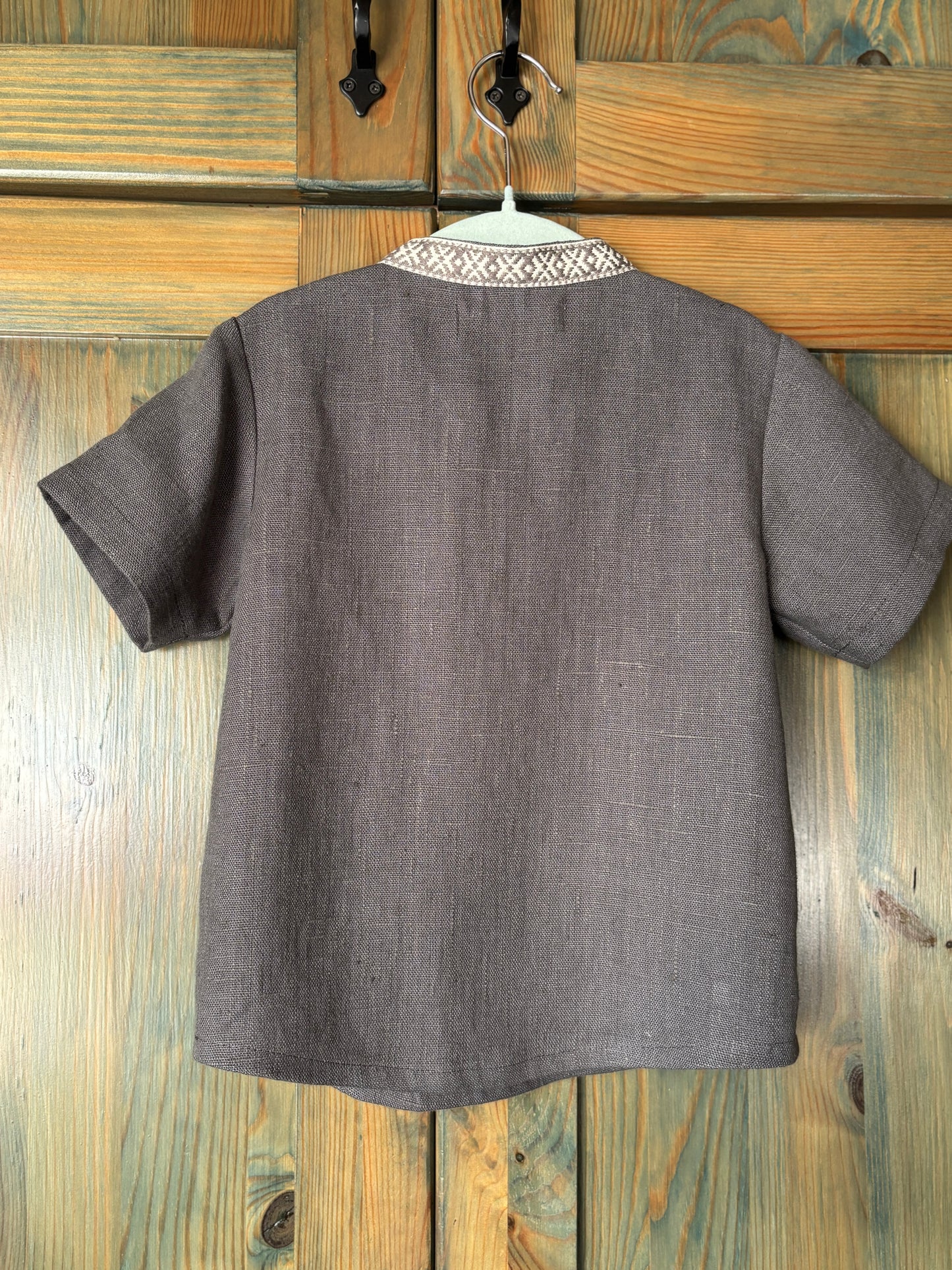 Zēnu lina krekls tumši pelēks ar rakstainu krādziņu 104 izm