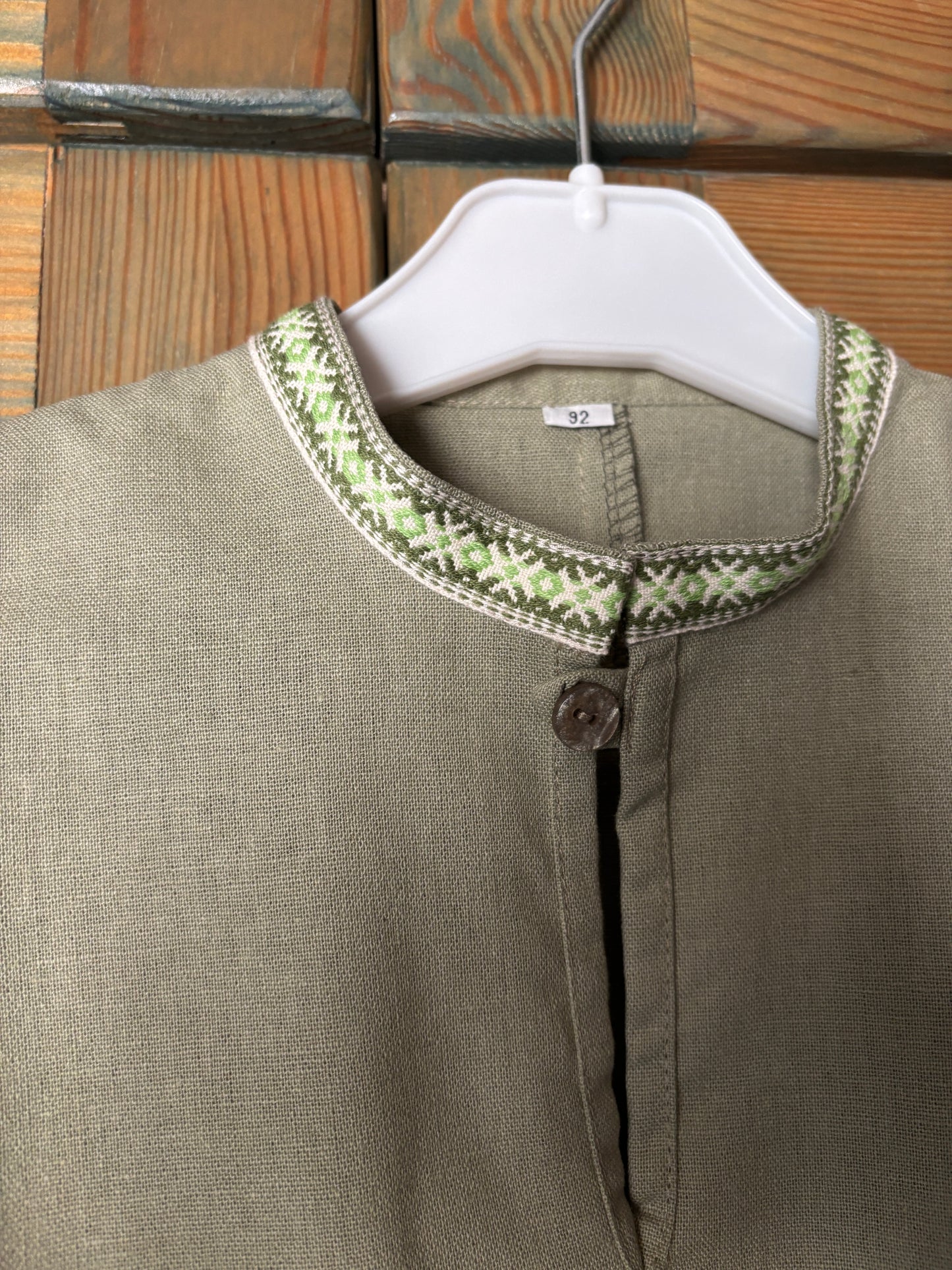 Zēnu lina krekls olīvzaļš ar rakstainu krādziņu 92 izm