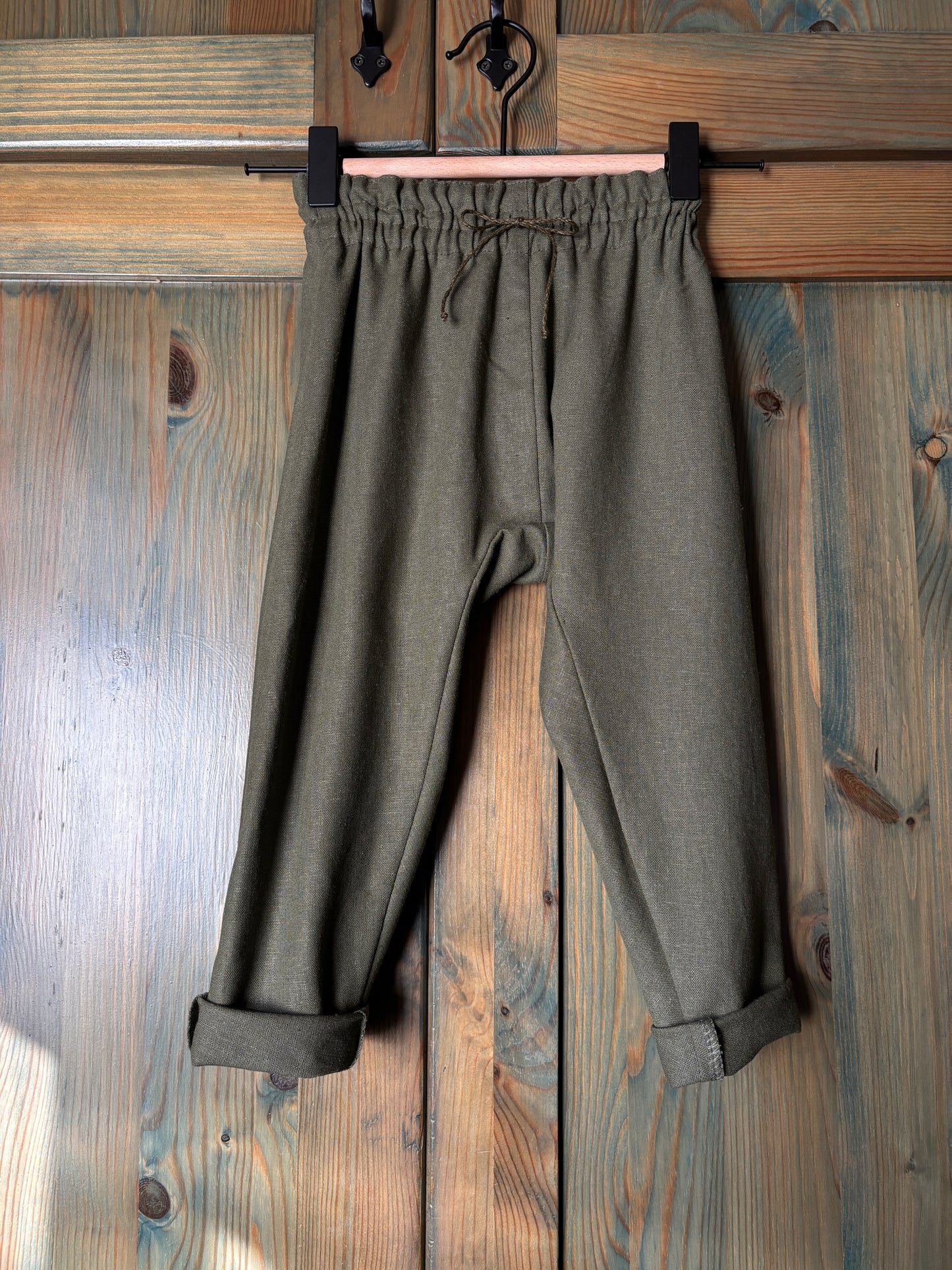 Zēnu lina bikses tumši olīvzaļas harēmtipa 92-98 izm