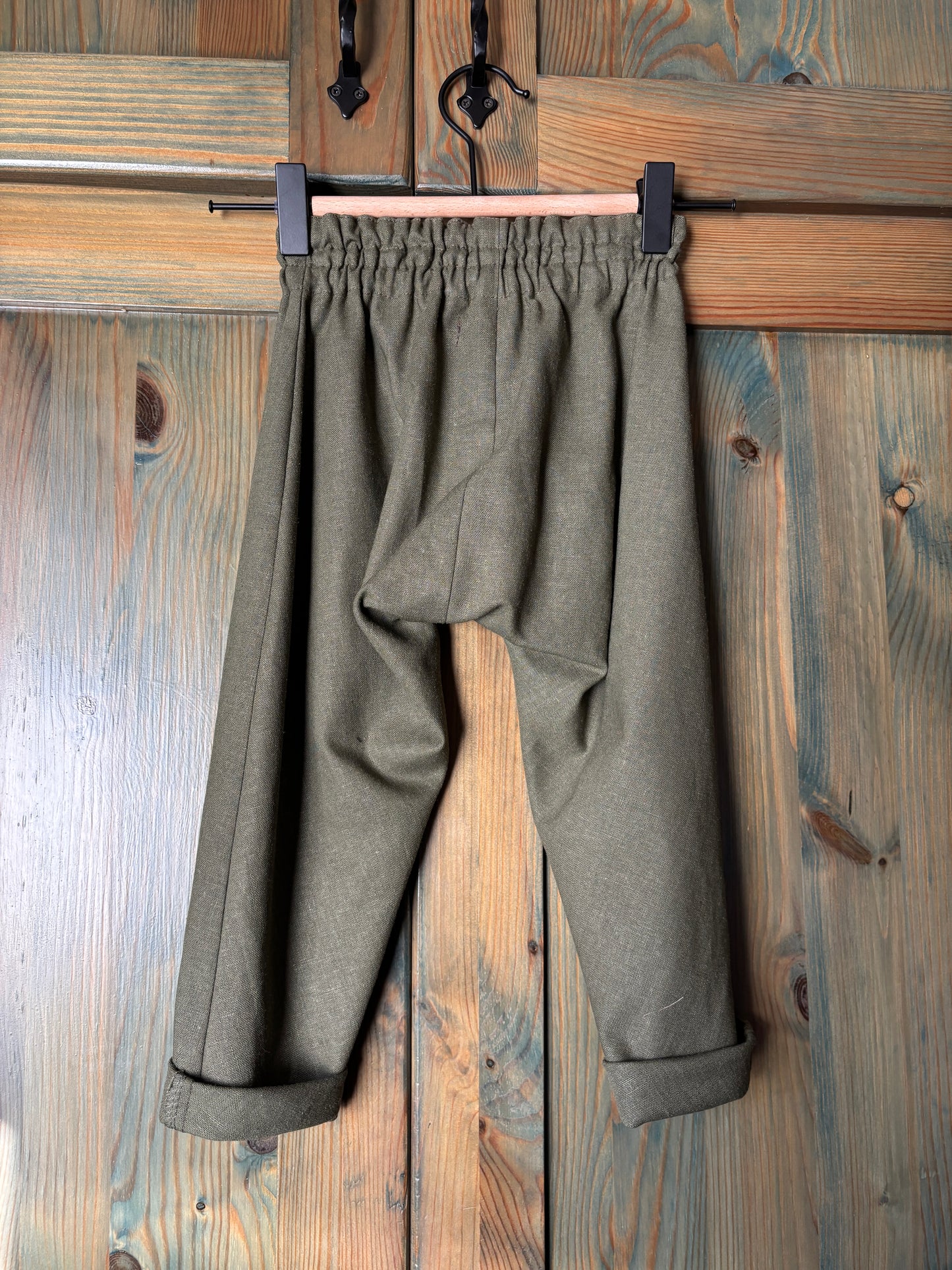 Zēnu lina bikses tumši olīvzaļas harēmtipa 92-98 izm