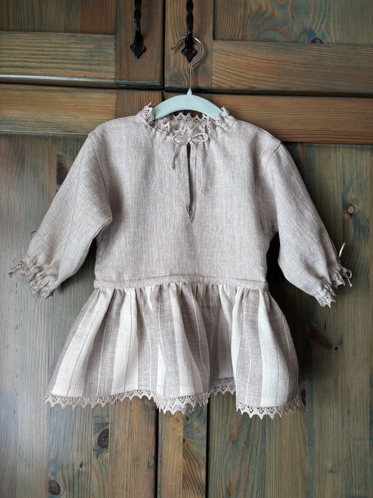 Meiteņu kleita lina gaiši pelēka ar svītrainu volānu 74-110 izm