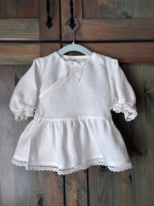 Meiteņu lina kleita balta ar pāri liekamu priekšpusi un mežģīnēm 62-68-74 izm