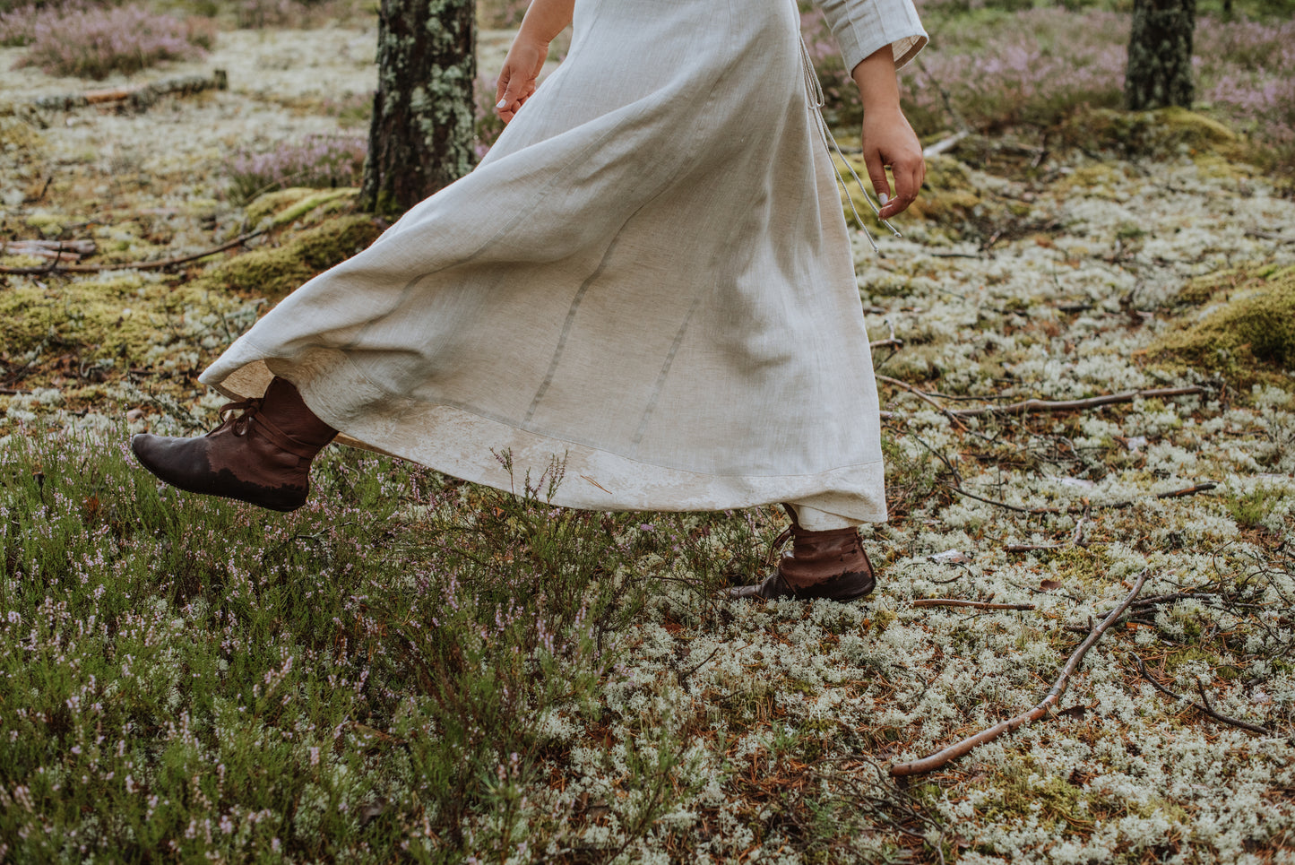 Sieviešu kleita gaiši pelēka melanža 44 izm ar dekoratīvu apakšmalu