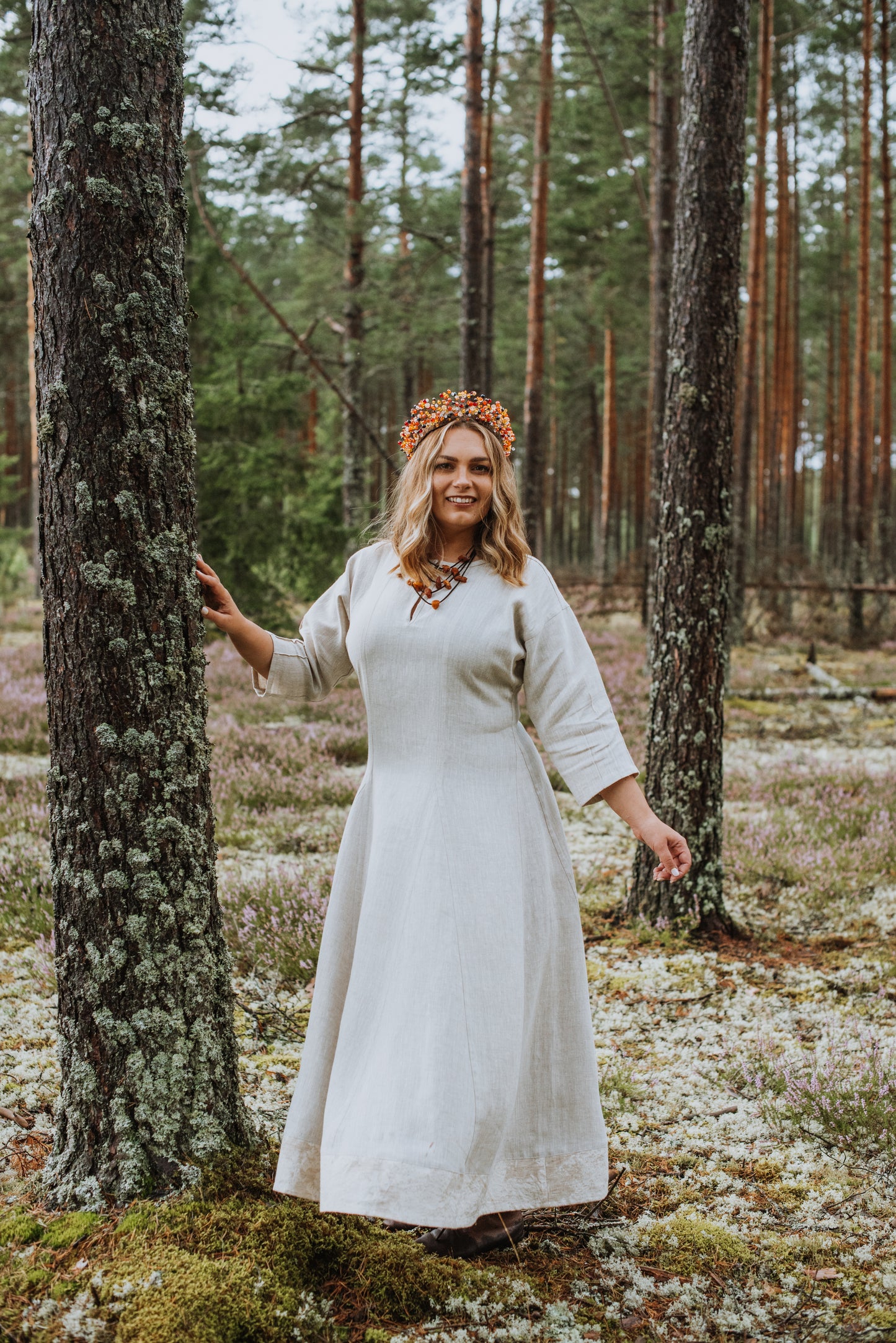 Sieviešu kleita gaiši pelēka melanža 44 izm ar dekoratīvu apakšmalu