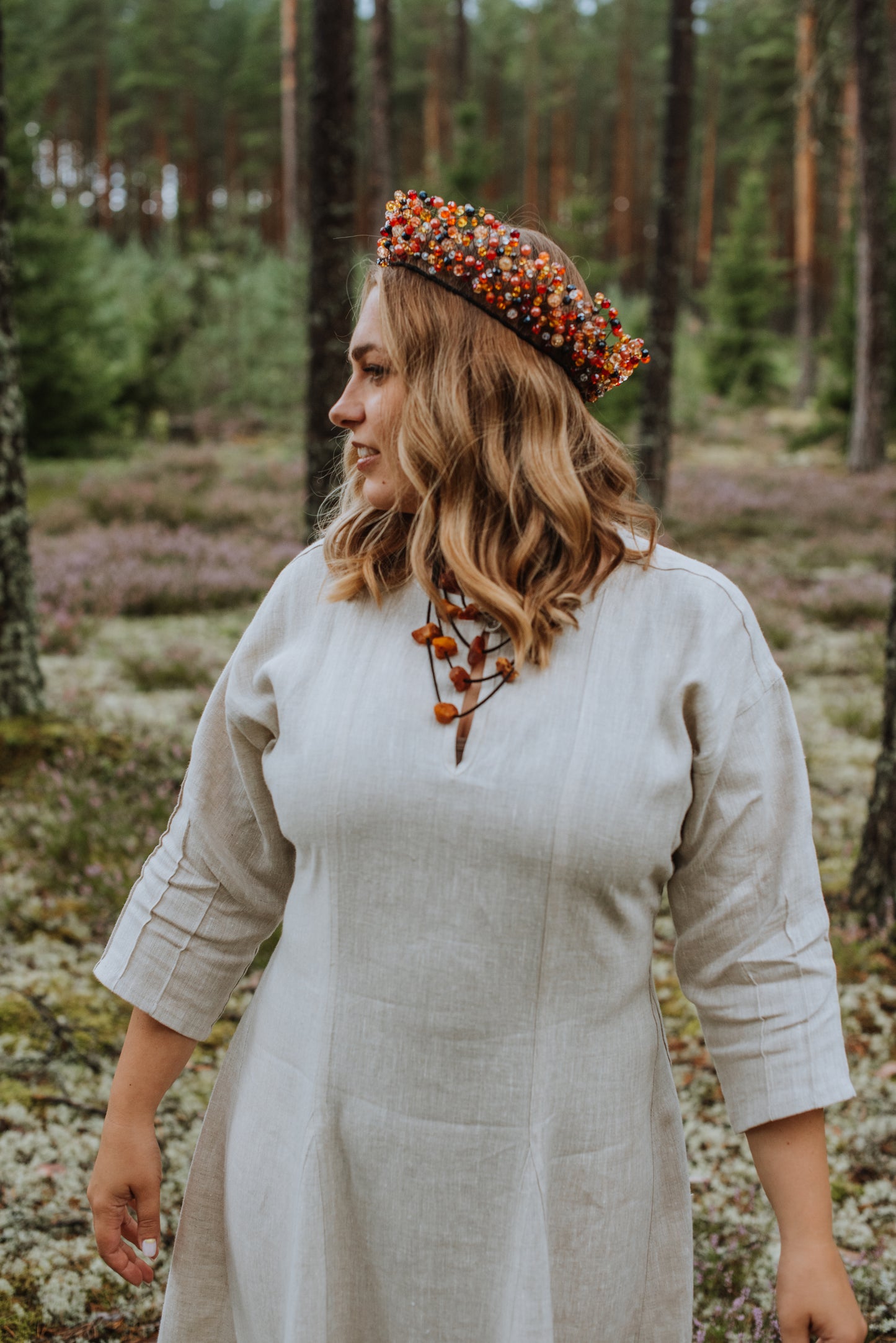 Sieviešu kleita gaiši pelēka melanža 44 izm ar dekoratīvu apakšmalu