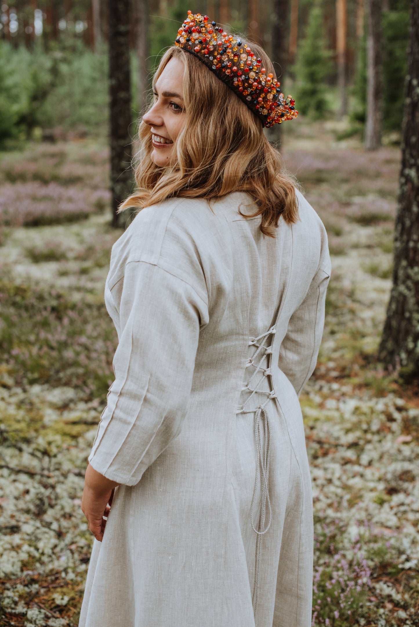 Sieviešu kleita gaiši pelēka melanža 44 izm ar dekoratīvu apakšmalu