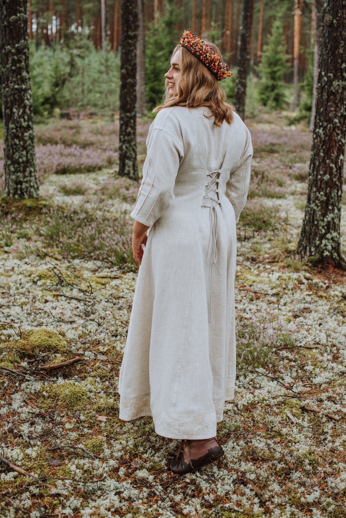 Sieviešu kleita gaiši pelēka melanža 44 izm ar dekoratīvu apakšmalu